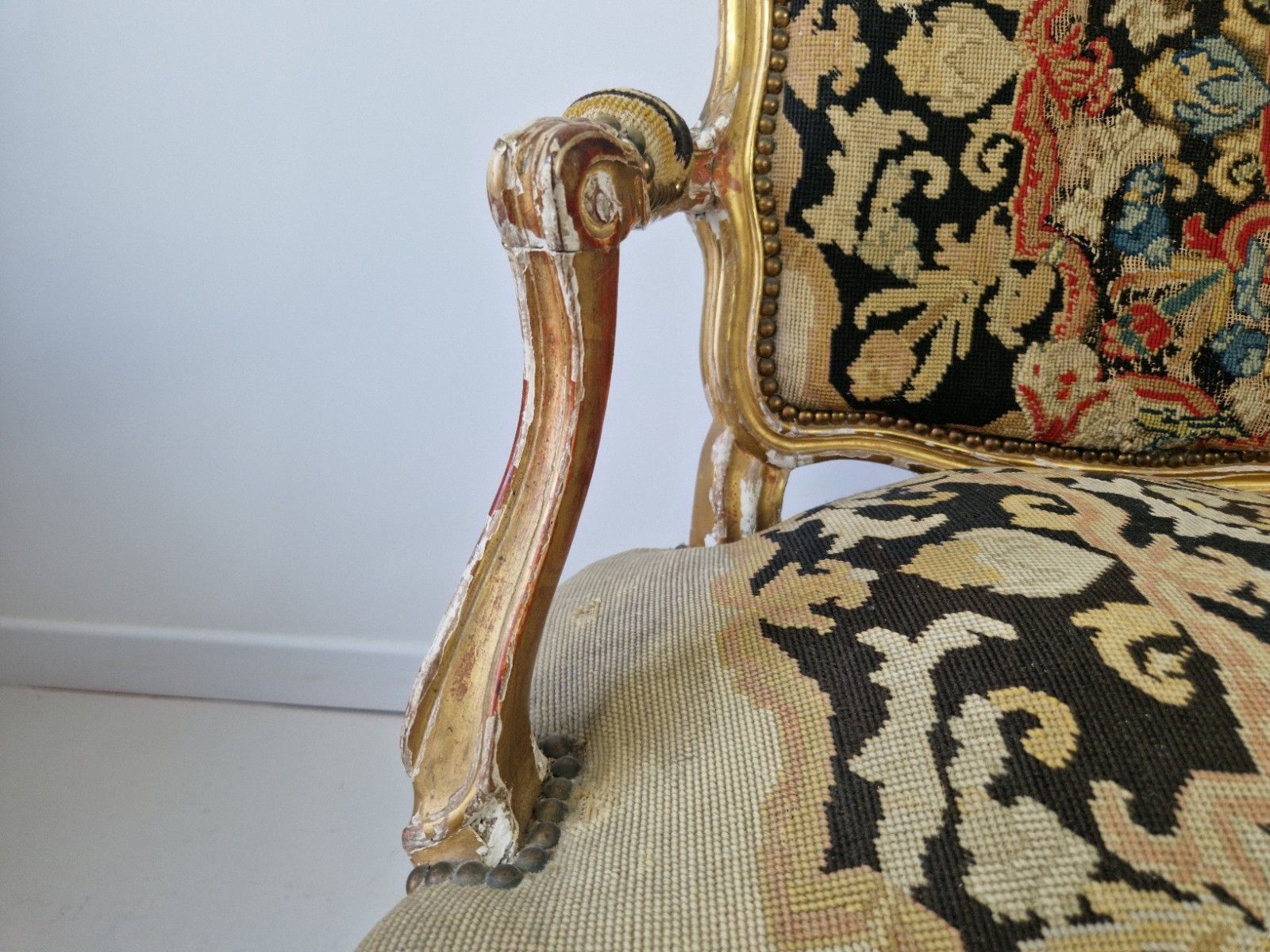 photo vintage Antique French Sofa Louis XV Style With Tapestry Chateau Furniture