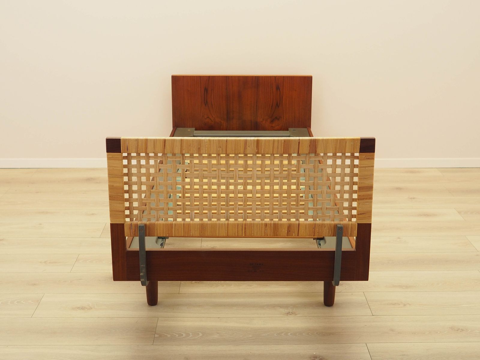 photo vintage Teak Bed, Danish Design, 1960s, Designer: Hans J. Wegner, Manufacturer: Getama