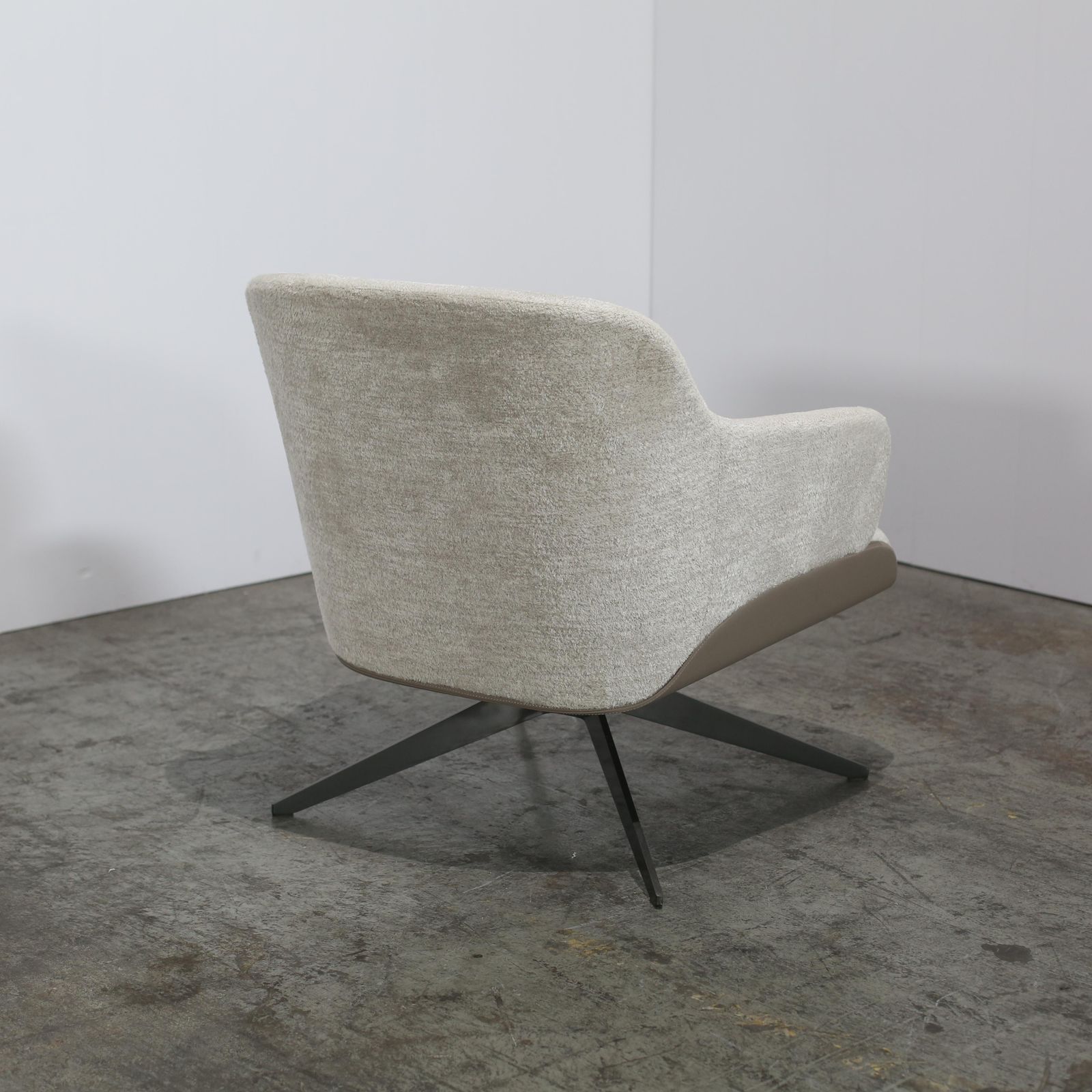 Molteni Kensington Armchair By Rodolfo Dordoni photo furniture