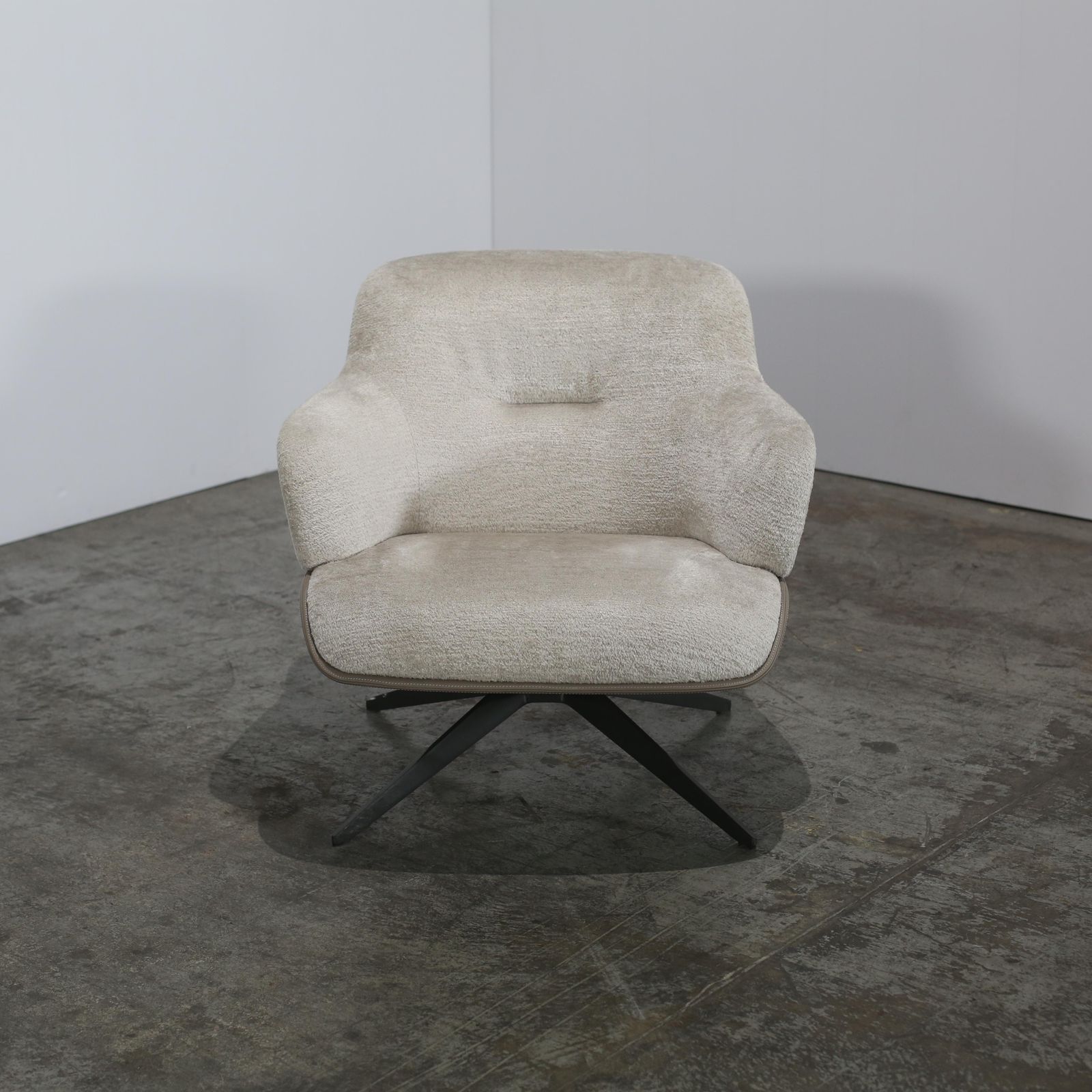 photo furniture Molteni Kensington Armchair By Rodolfo Dordoni