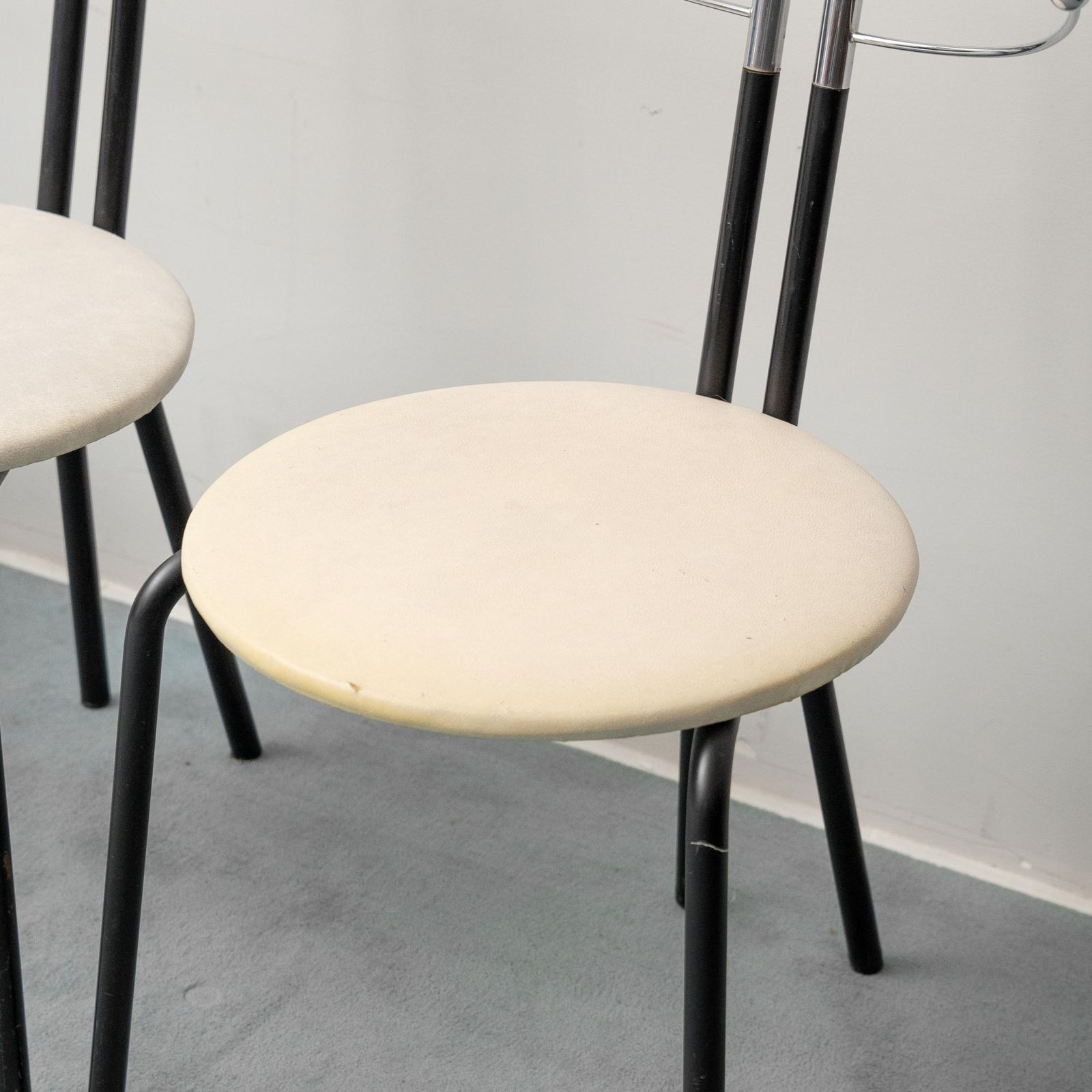 Furniture Set Of 6 Vintage Chairs In Chromed Metal And White Fabric, 1980s Modern Antiques photo