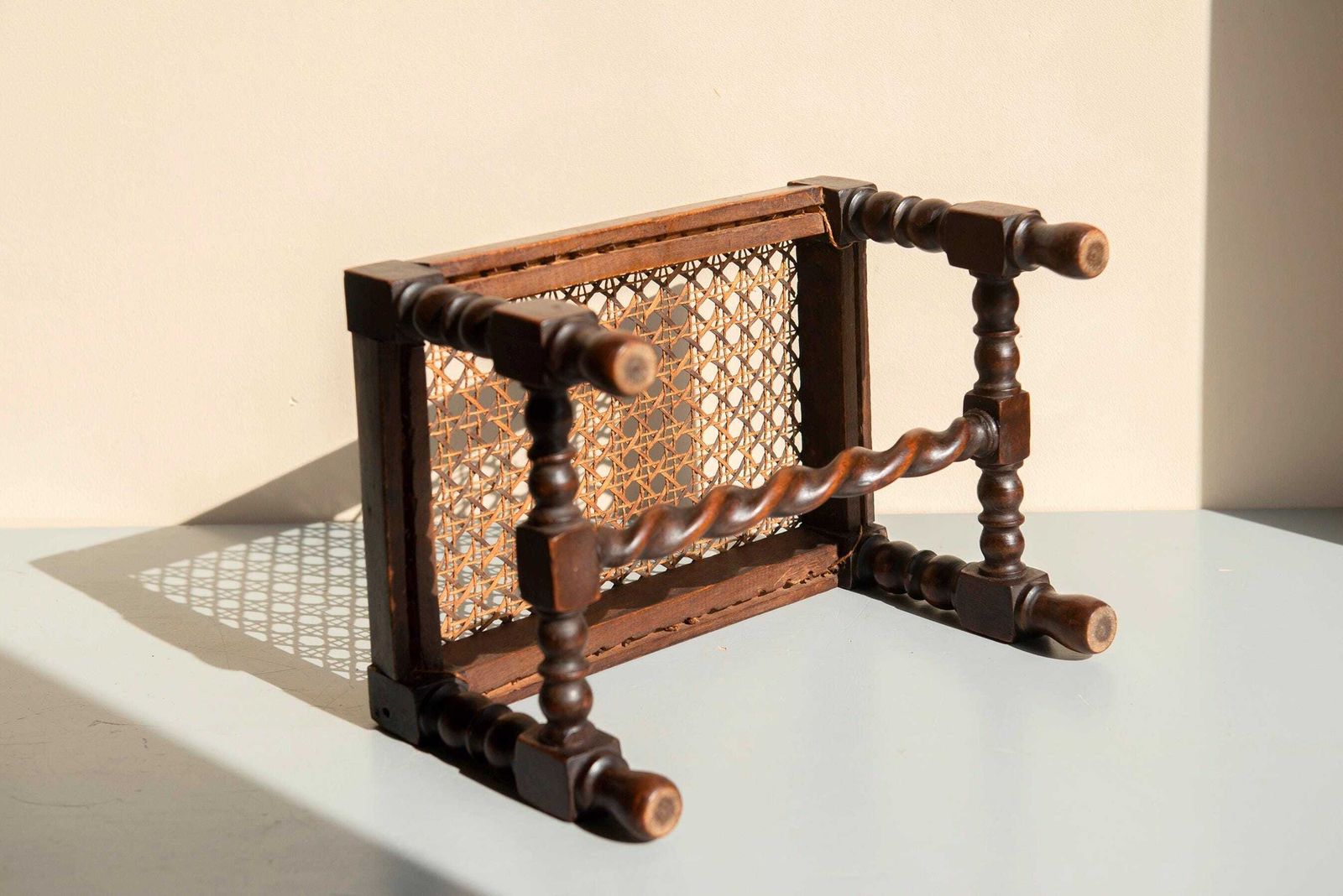 Tabouret d'époque en chêne à torsades et pieds bobines, assise en cannage, petit tabouret rustique anglais photo vintage