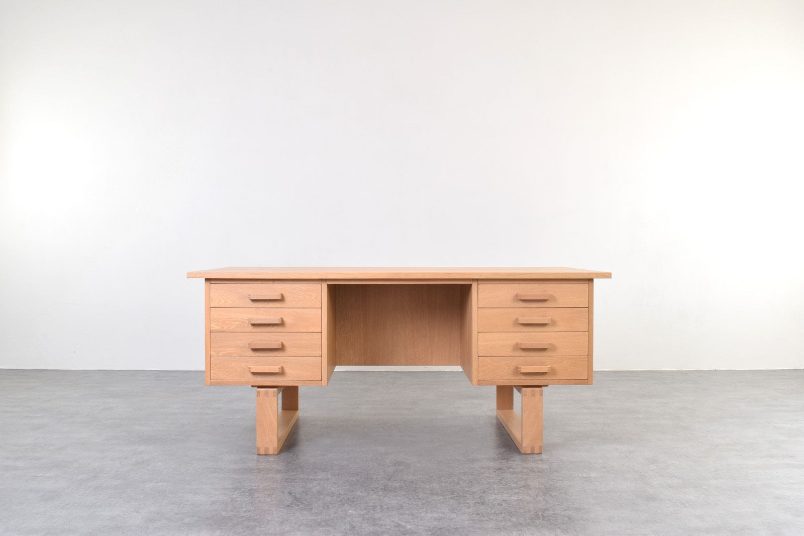 Mid Century Oak Freestanding Desk By Torben Valeur & Henning Jensen For Dyrlund, 1960s.