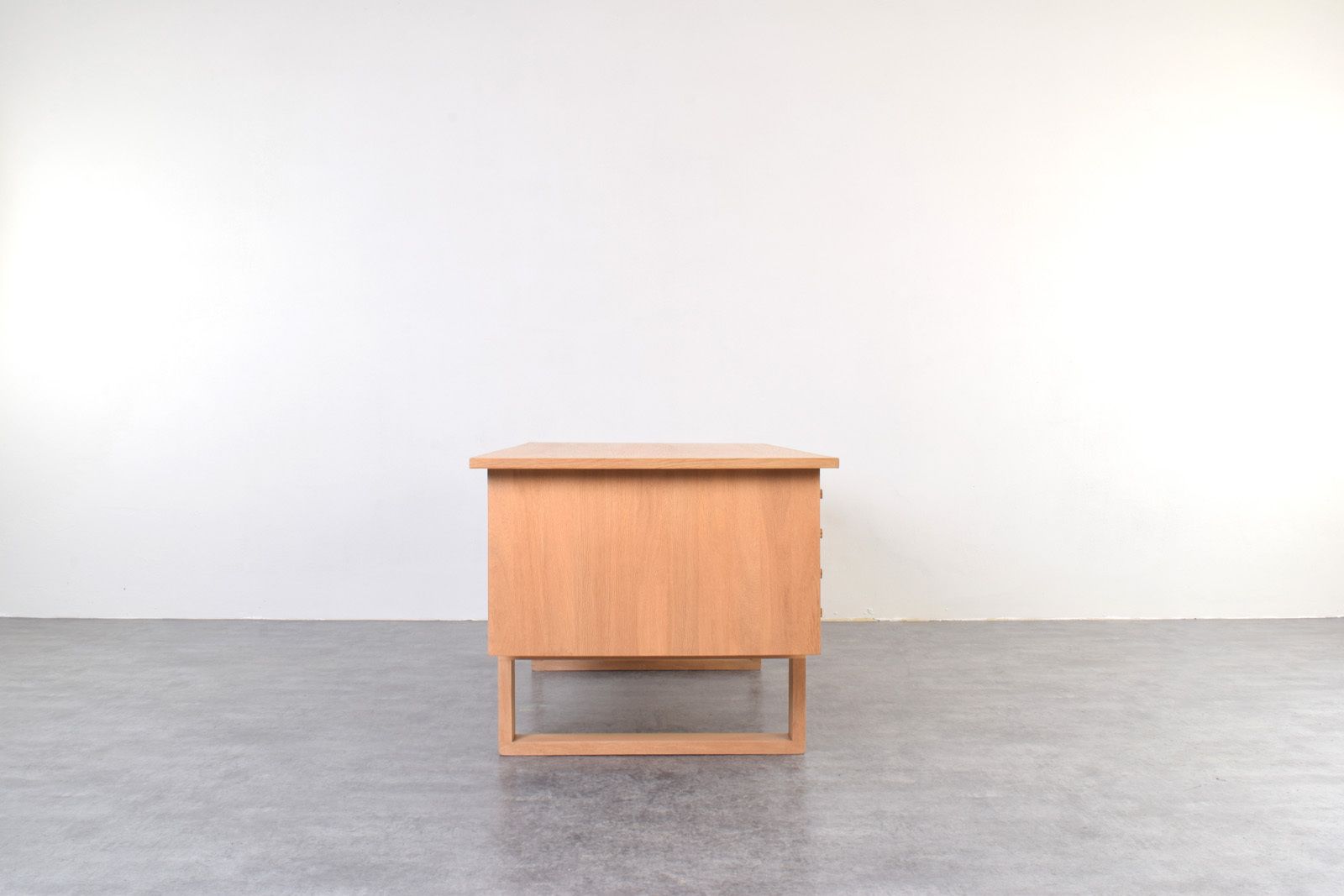 Mid Century Oak Freestanding Desk By Torben Valeur & Henning Jensen For Dyrlund, 1960s. photo vintage