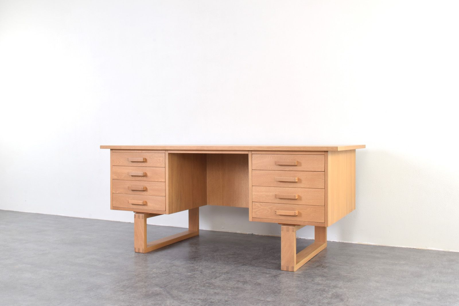 Furniture Mid Century Oak Freestanding Desk By Torben Valeur & Henning Jensen For Dyrlund, 1960s. photo