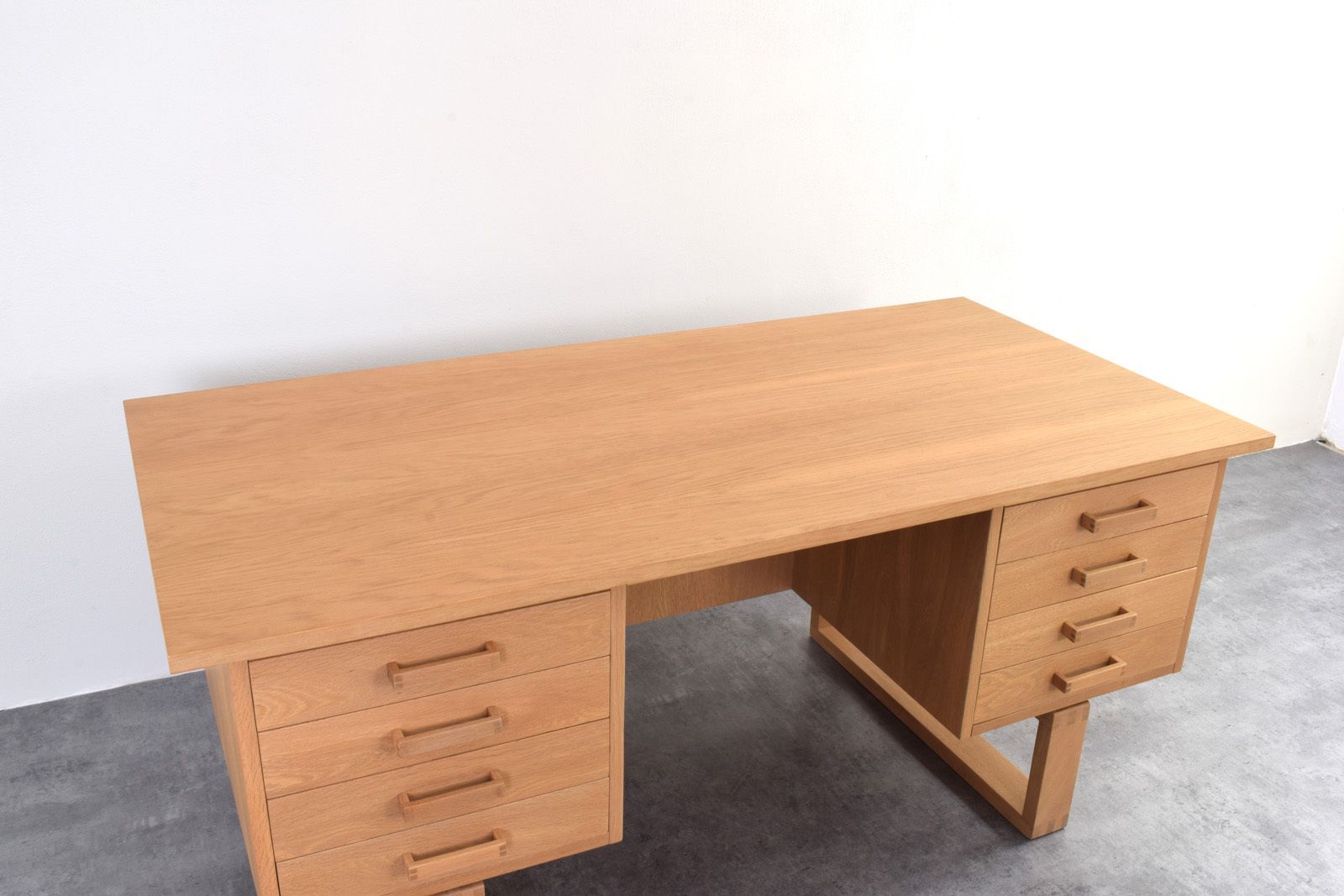 photo buy Mid Century Oak Freestanding Desk By Torben Valeur & Henning Jensen For Dyrlund, 1960s.