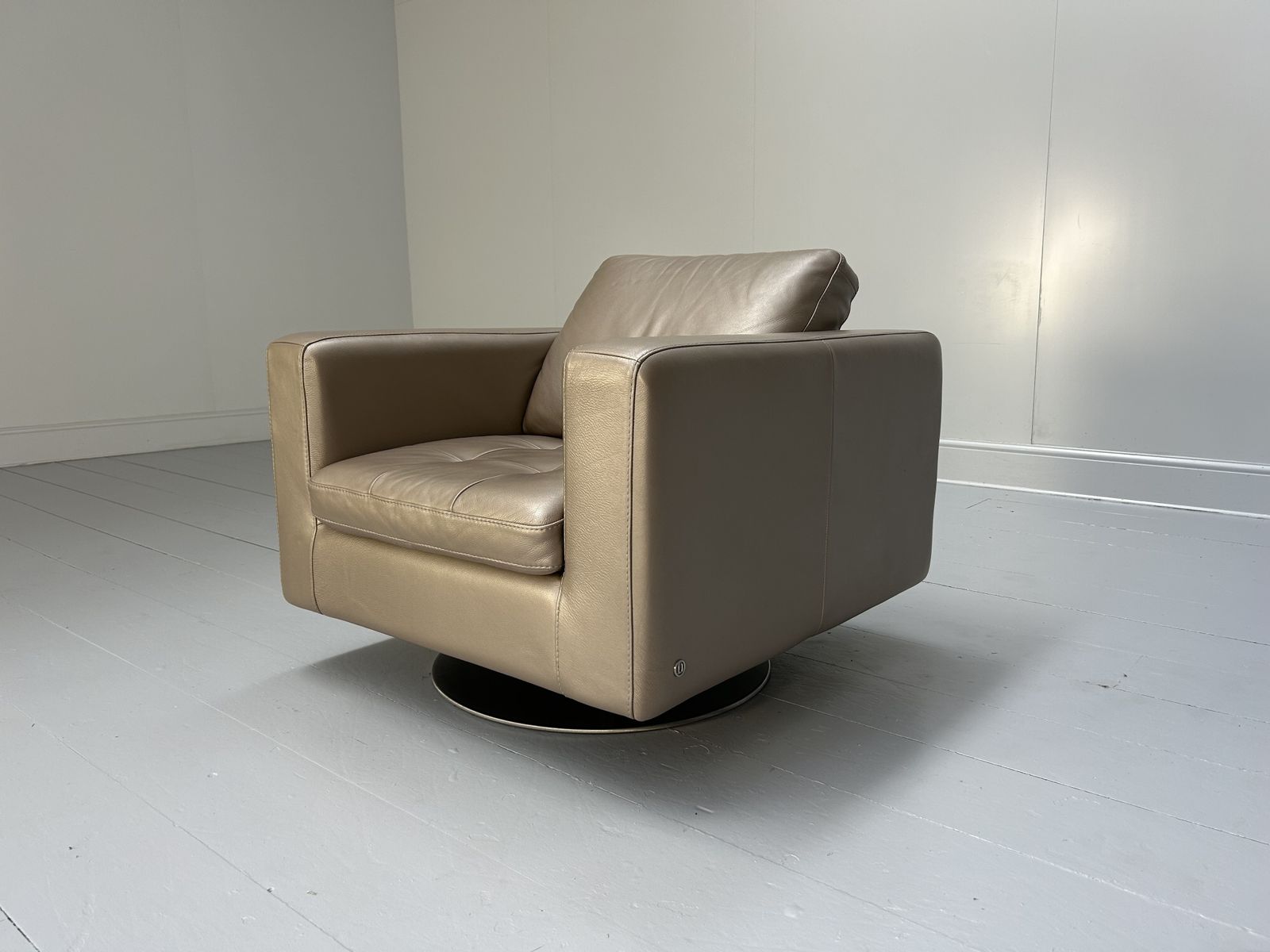 Natuzzi Swivel Armchairs In Bronze Leather photo vinterior