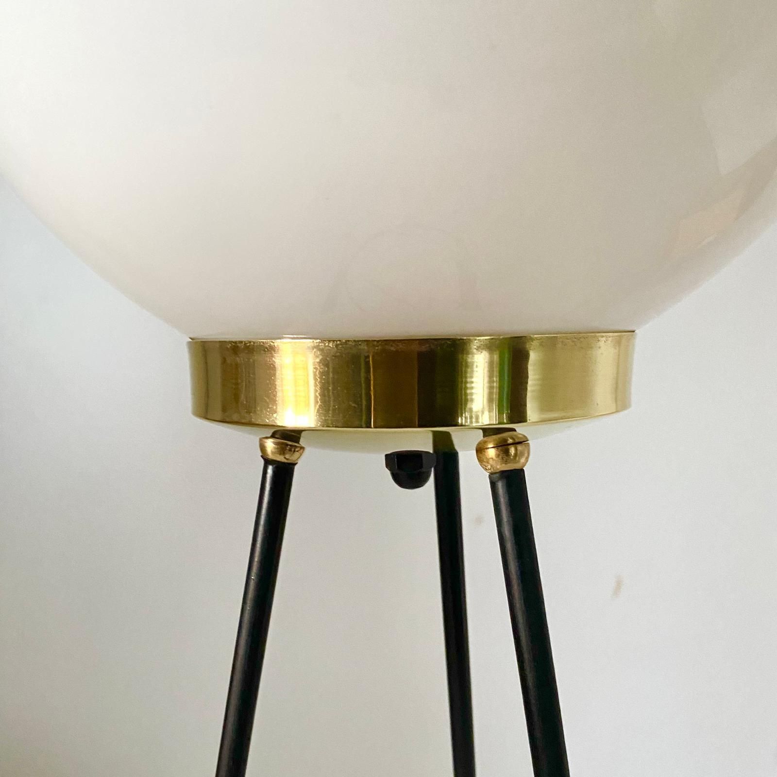 Vintage Stilnovo vloerlamp, opaalwit glas & ijzer, Italië ca. jaren 1950 photo buy