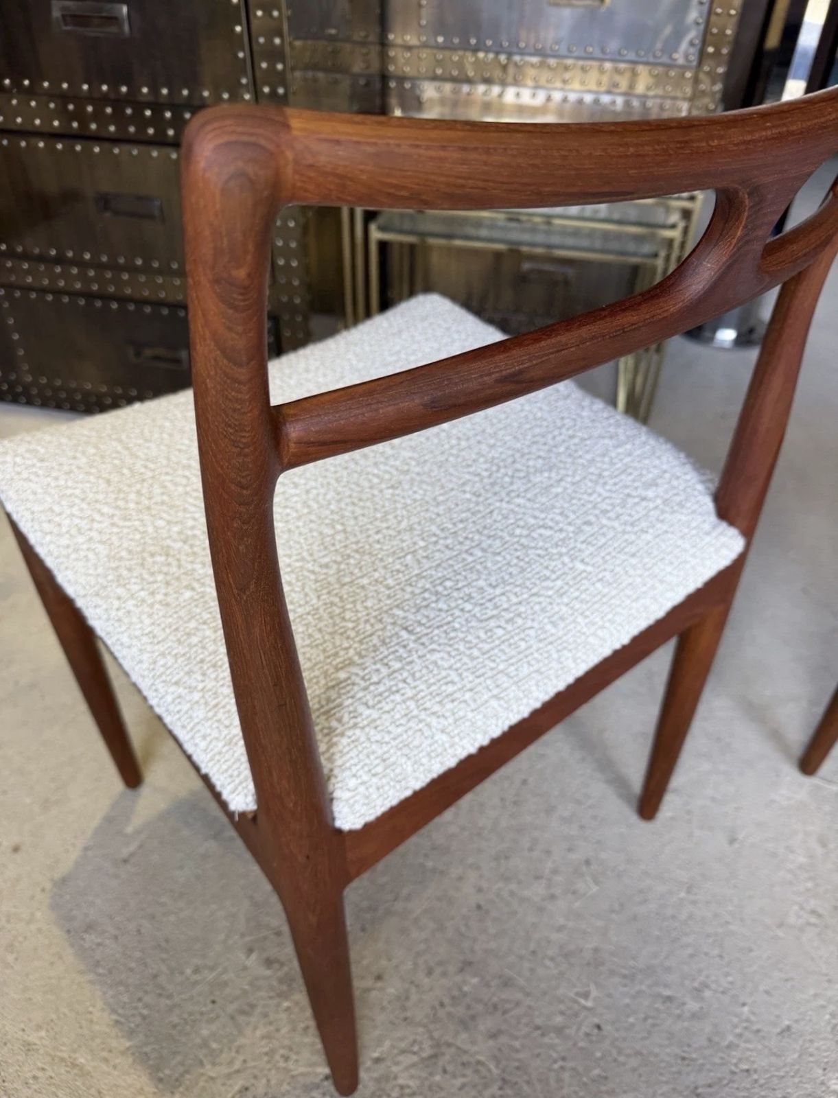 photo vintage Set Of 6 Danish Teak Bow “Model 94" Johannes Andersen Dining Chairs Mid Century