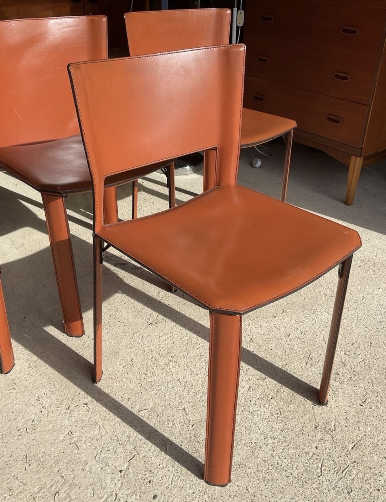 photo vintage Postmodern Tan Leather Dining Chairs & Table By Giancarlo Vegni For Fasem 1980s