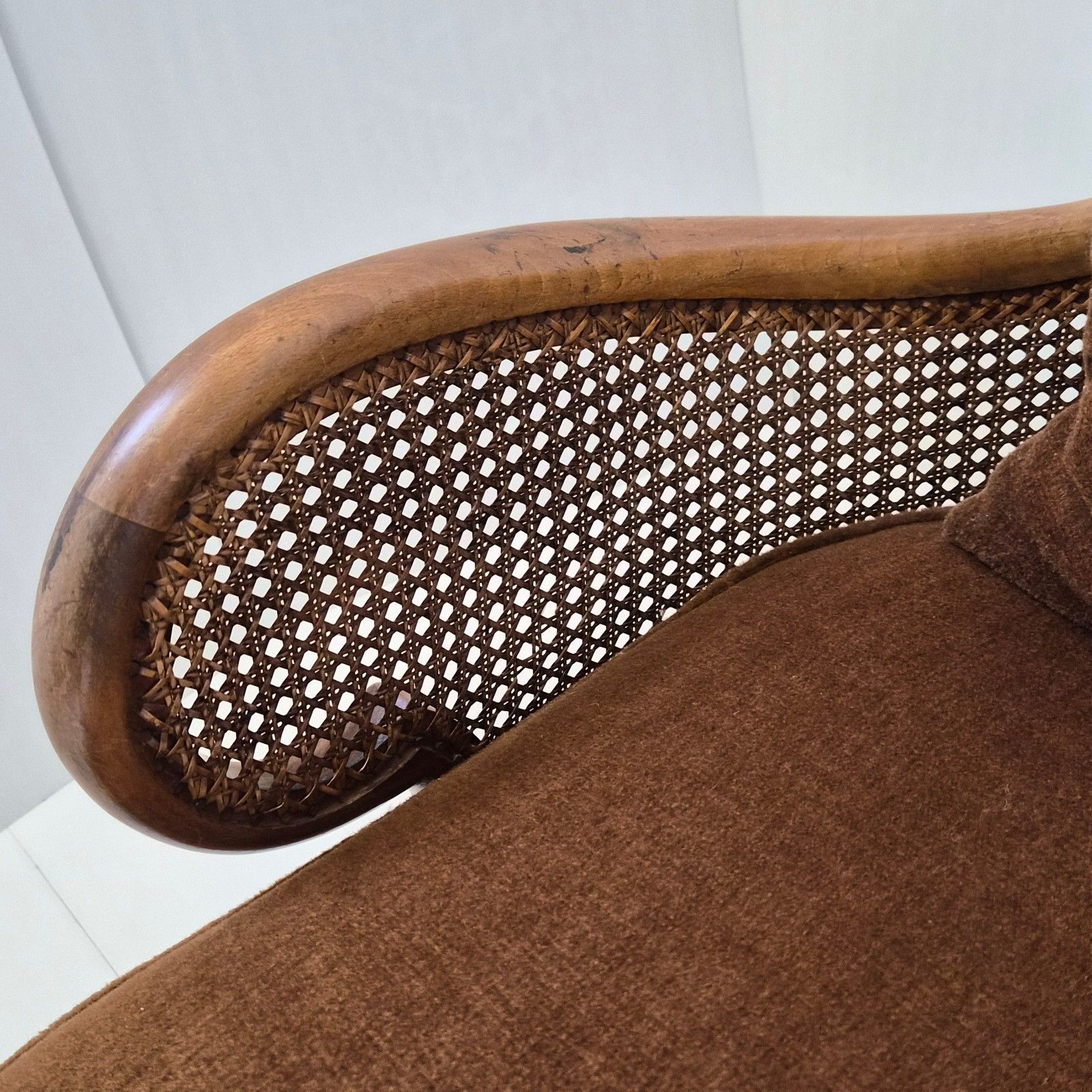 Vintage jaren 1950 Shepherdess-sofa met riet en hout – fraaie gebogen vorm photo vintage