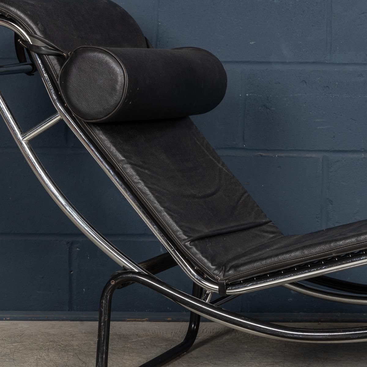 Furniture 20th Century Italian Black Leather Chaise Lounge After Le Corbusier C.1980 photo
