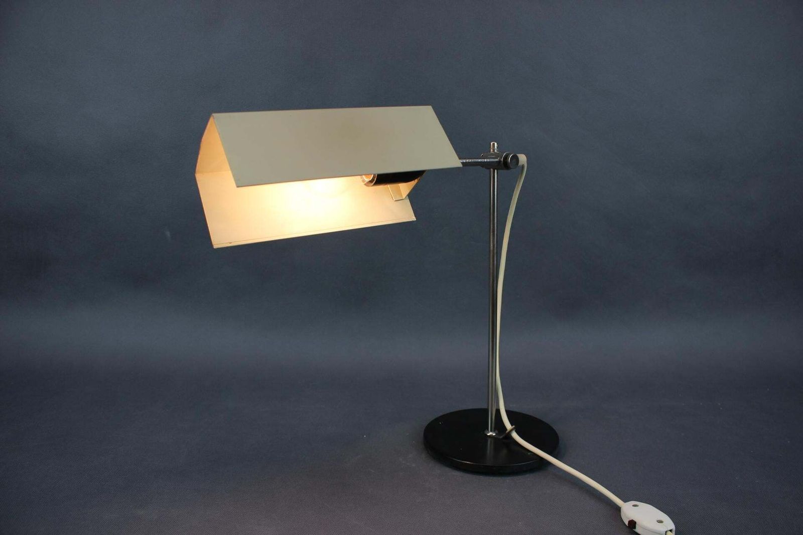 Minimalistische Duitse chromen tafellamp, Bauhaus-stijl, jaren 1970 photo vintage