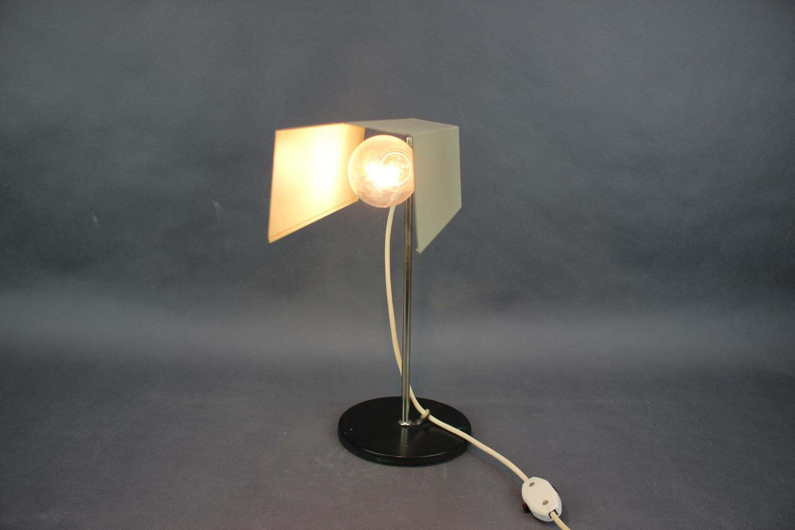 photo furniture Lampe de table allemande minimaliste, style Bauhaus, années 1970