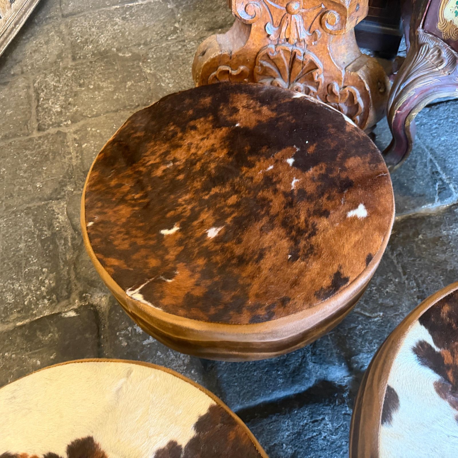 photo vinterior Set Of Three 1980s Cow Leather Italian Round Poufs