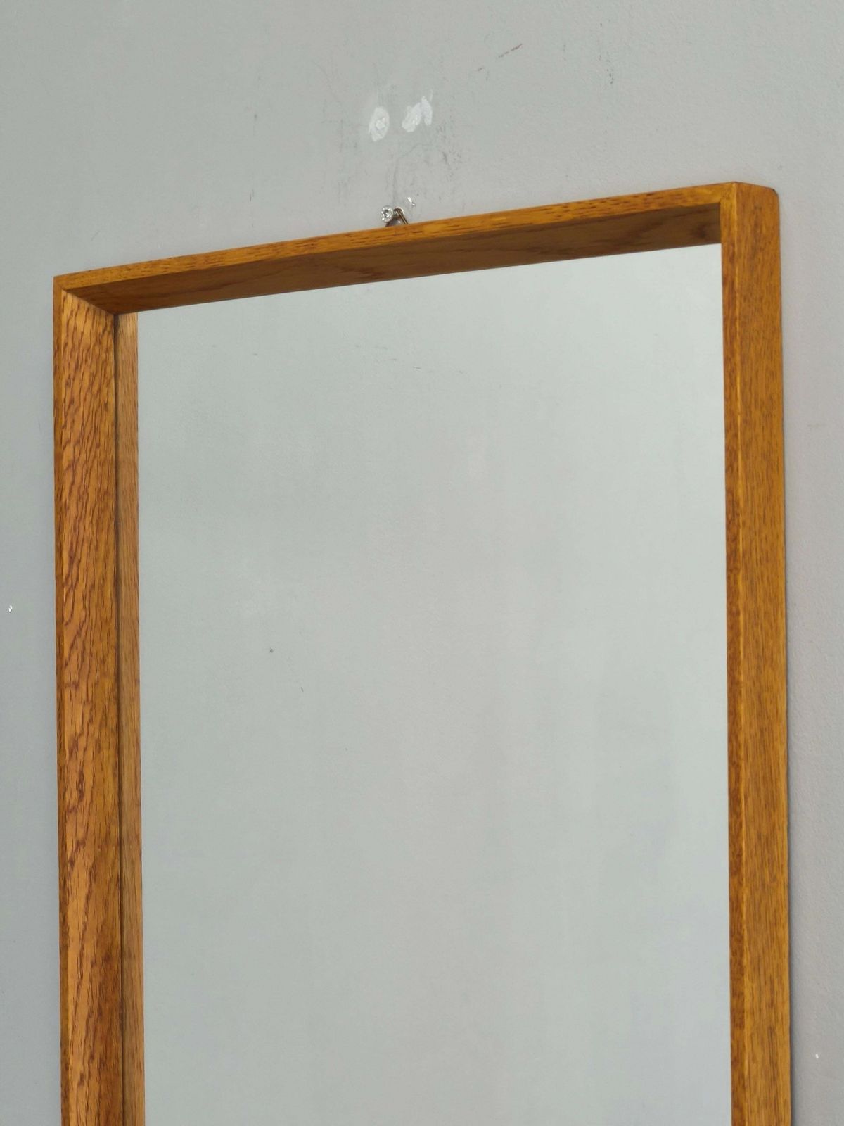Deense minimalistische wandspiegel met massief eikenhouten lijst, jaren 1960 photo Woonaccessoires