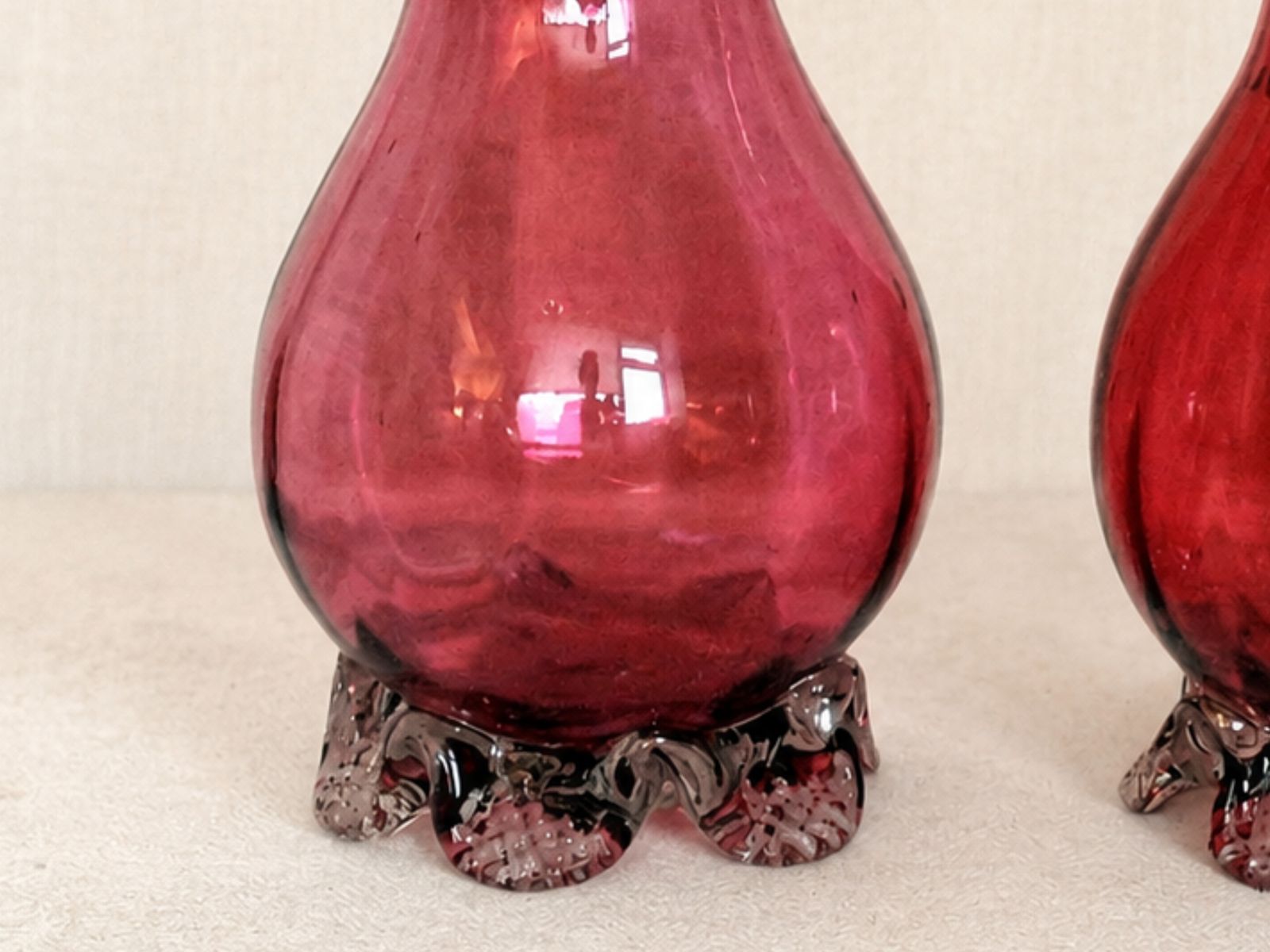 Bijna Paar Victoriaanse Cranberry Glazen Vazen met Gekrulde Rand photo Woonaccessoires