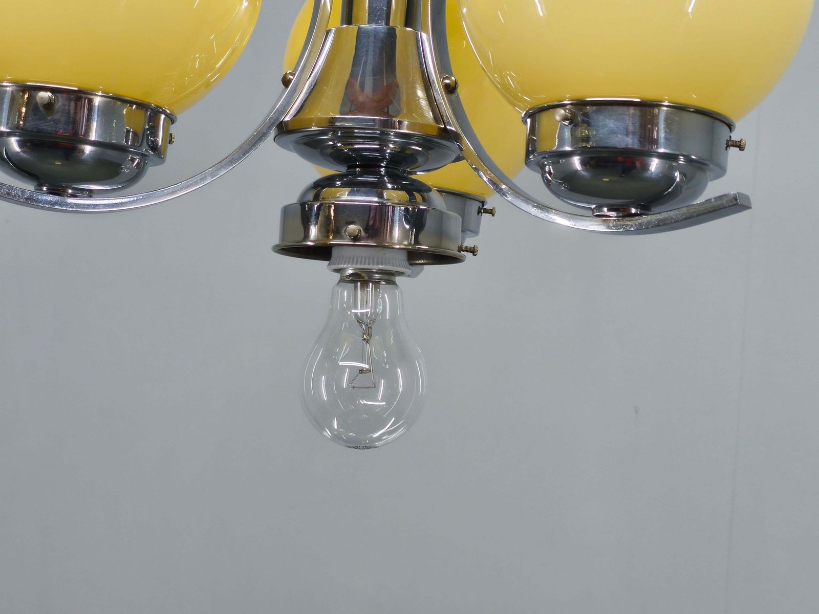 photo vinterior Lustre Art déco en chrome et verre opaline, Tchécoslovaquie
