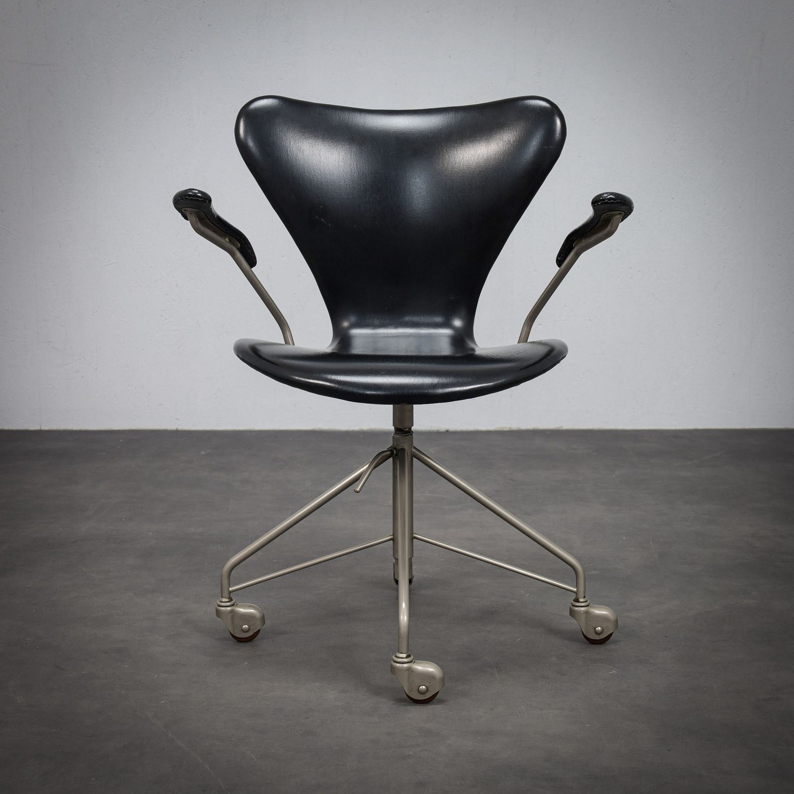 Arne Jacobsen Model 3217 Office Chair For Fritz Hansen, First Edition, 1950s
