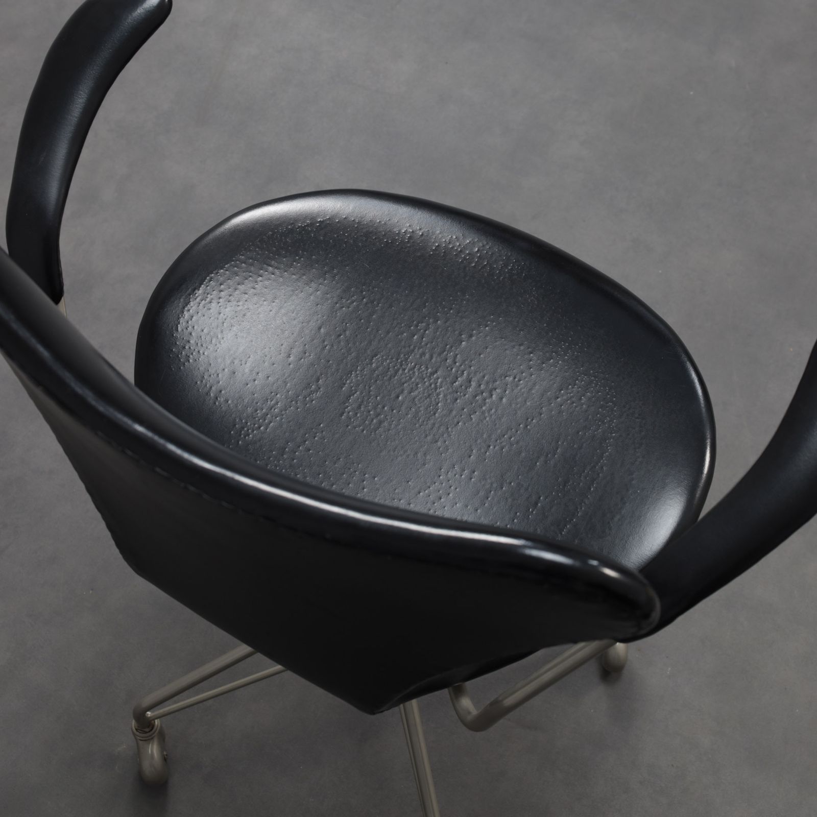 photo furniture Arne Jacobsen Model 3217 Office Chair For Fritz Hansen, First Edition, 1950s