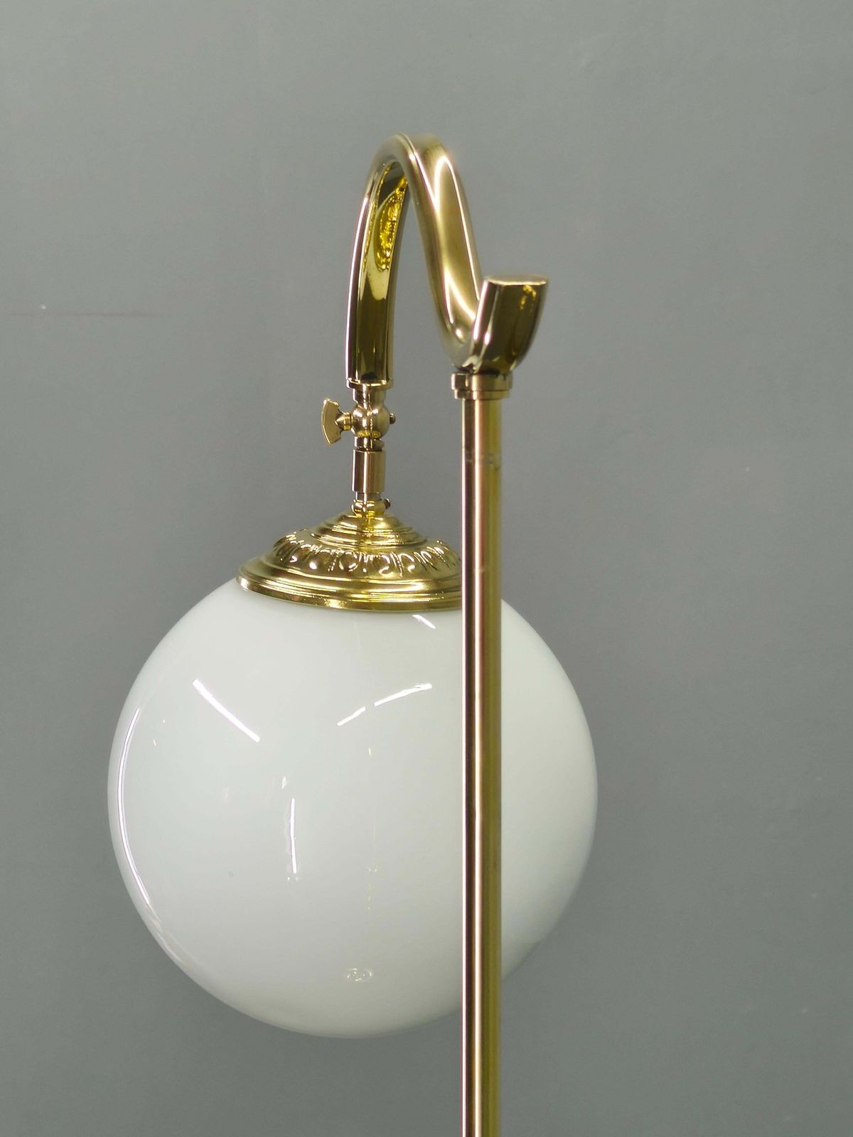 Italiaanse art deco messing vloerlamp met glazen bol, jaren 1930 photo vinterior