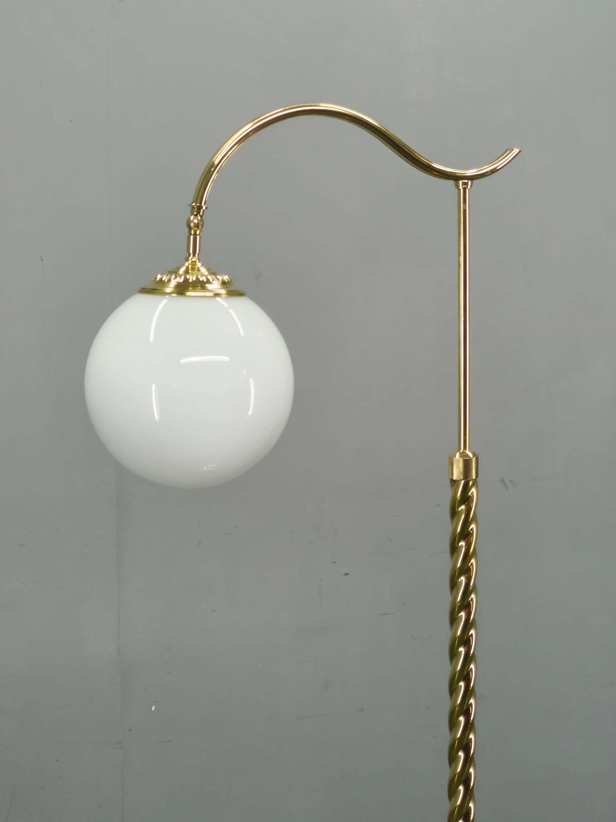 Verlichting Italiaanse art deco messing vloerlamp met glazen bol, jaren 1930 photo