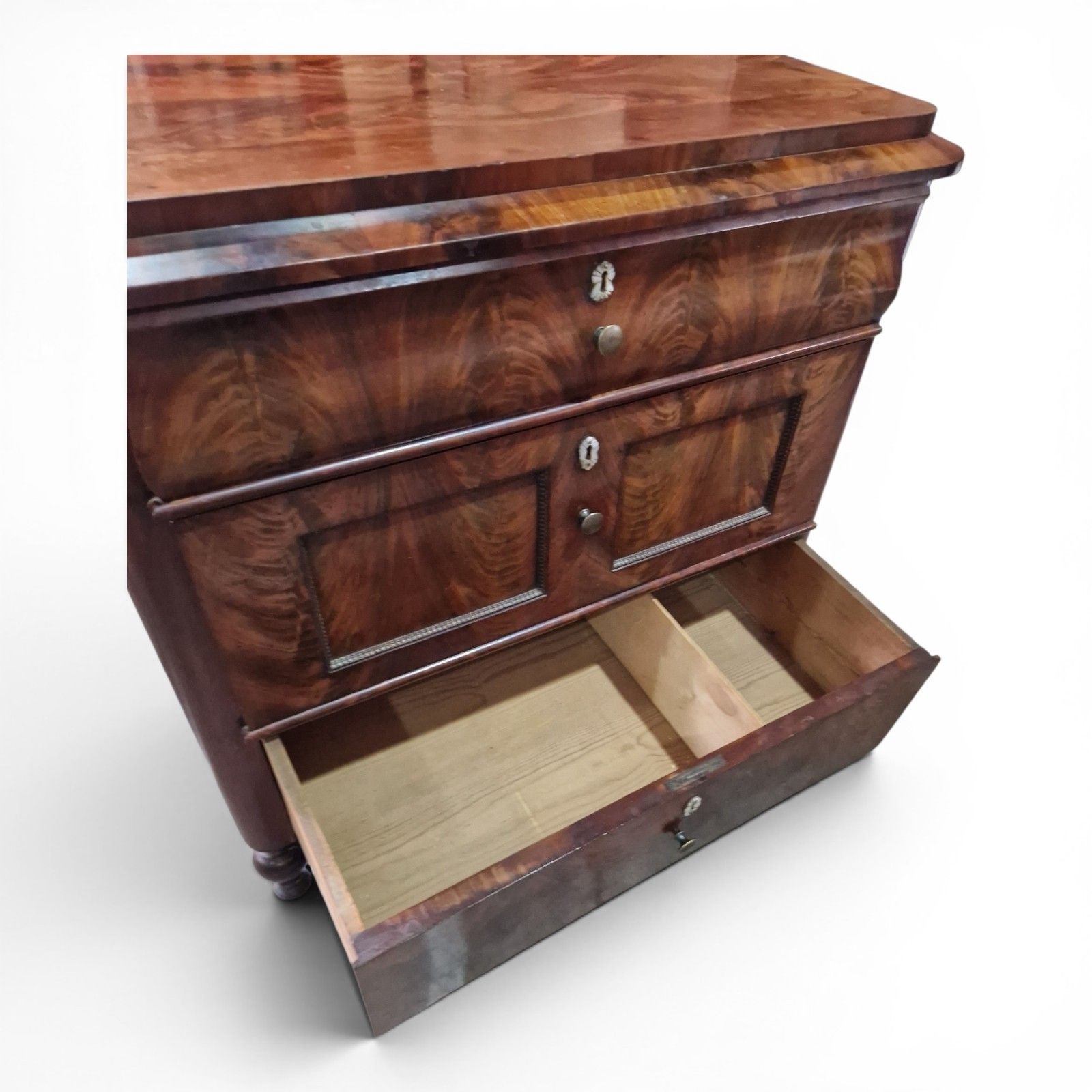 photo vinterior Antique Continental Flame Mahogany Chest Of 3 Drawers Biedermeier Style