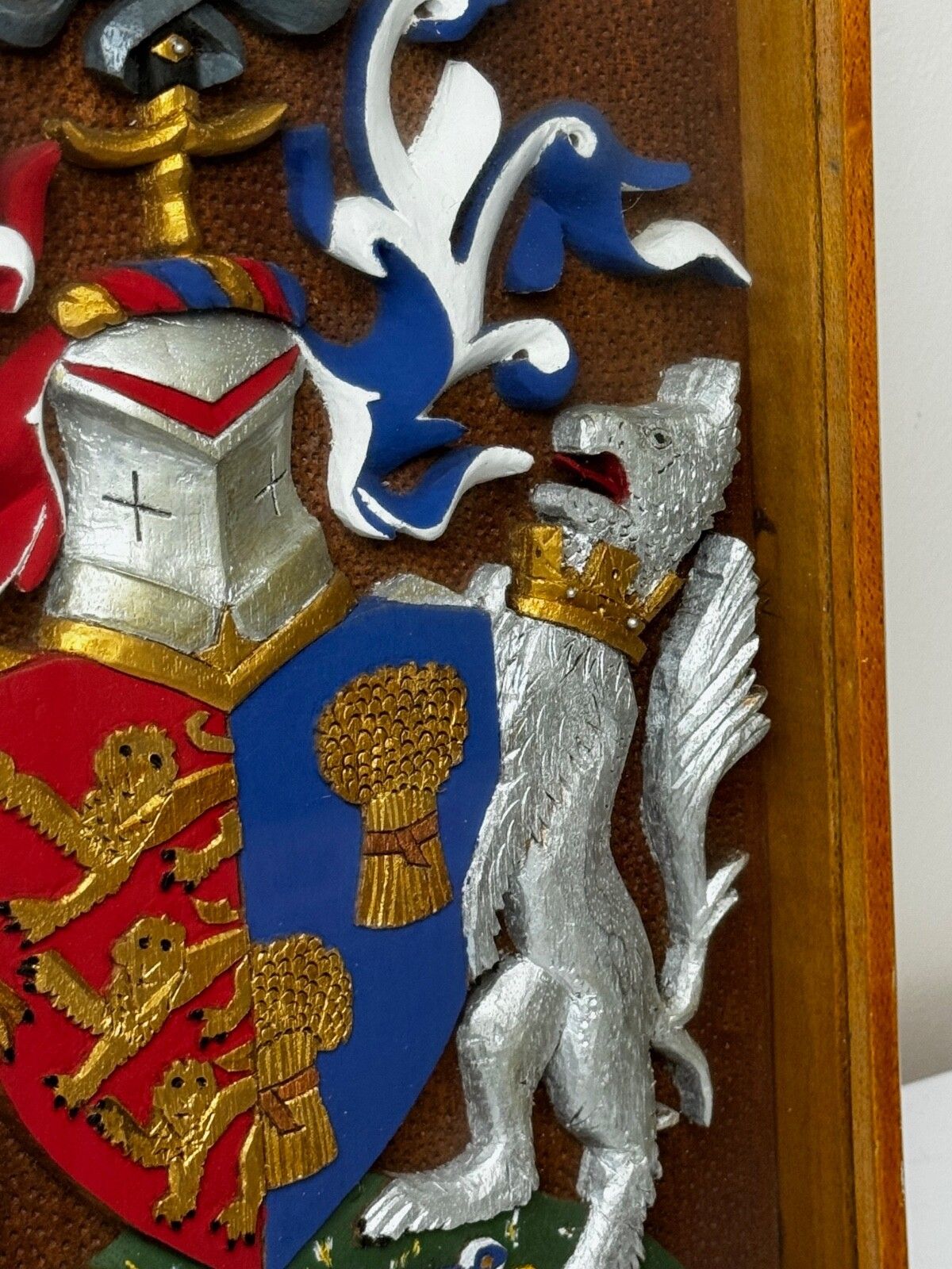 Heraldisch Wapenschild van Chester, Gipsen Wandsculptuur in Vitrinekast photo buy