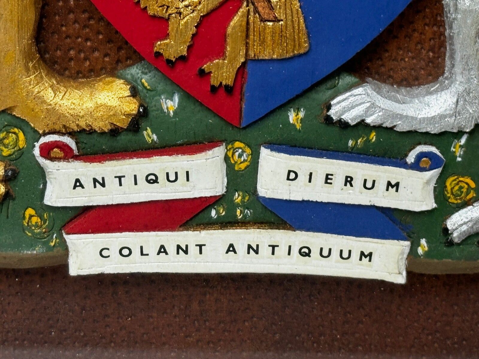Kunst Heraldisch Wapenschild van Chester, Gipsen Wandsculptuur in Vitrinekast photo