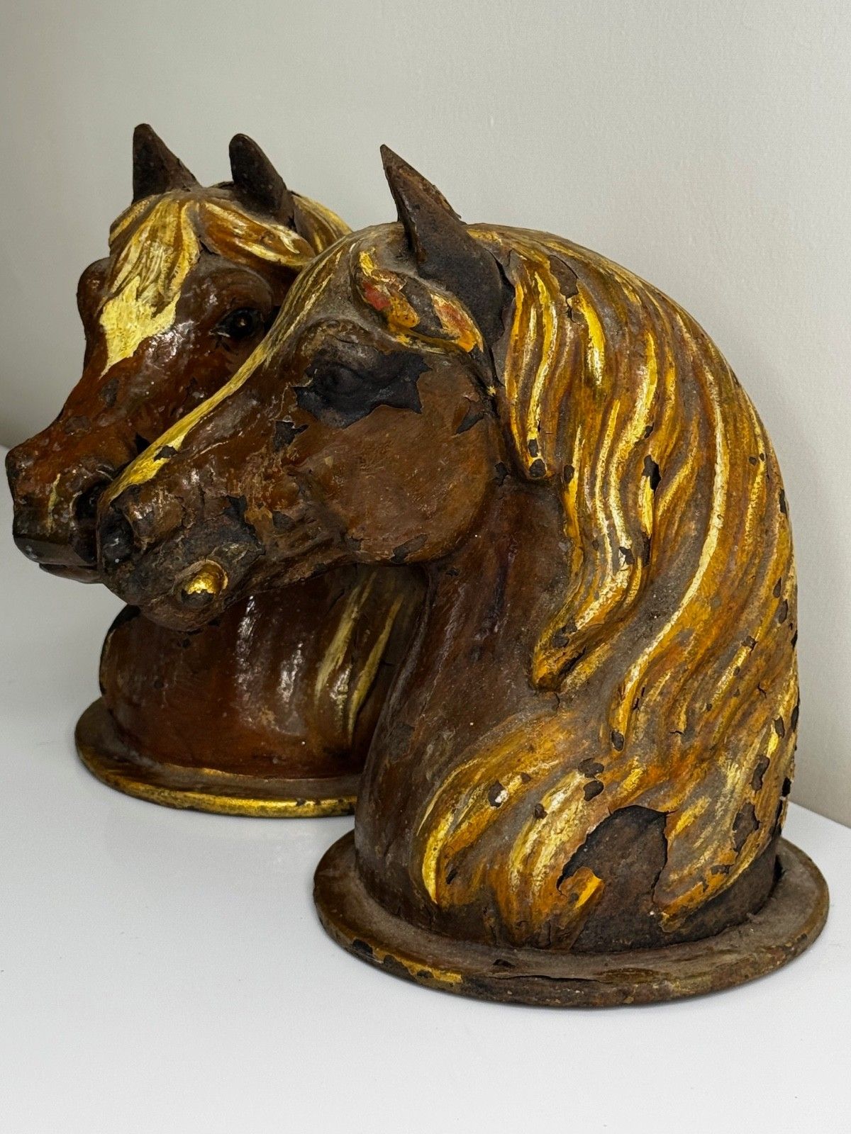 Paar paalbekroningen in de vorm van paardenhoofd, tuinpoort - toegeschreven aan Glasgow School, Macfarlane's Foundry photo Tuindecoratie