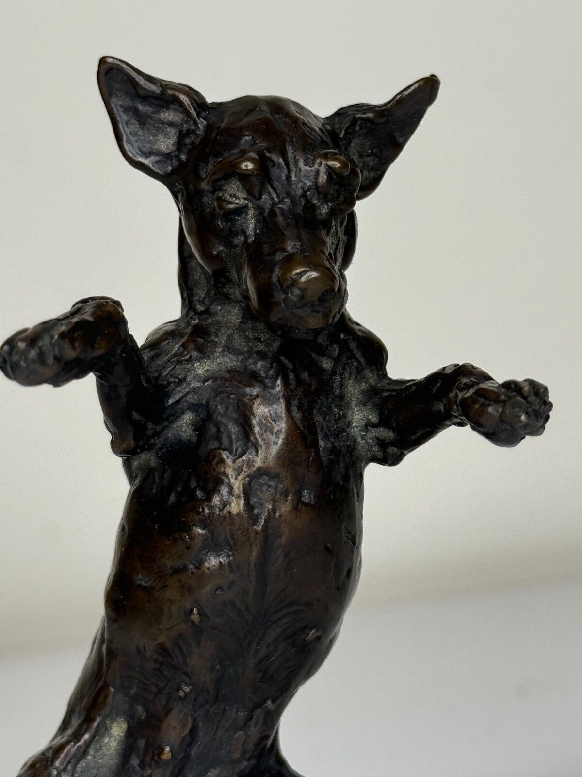 Staande hond Jack Russell, gepatineerde bronzen sculptuur van Lucy Kinsella photo buy
