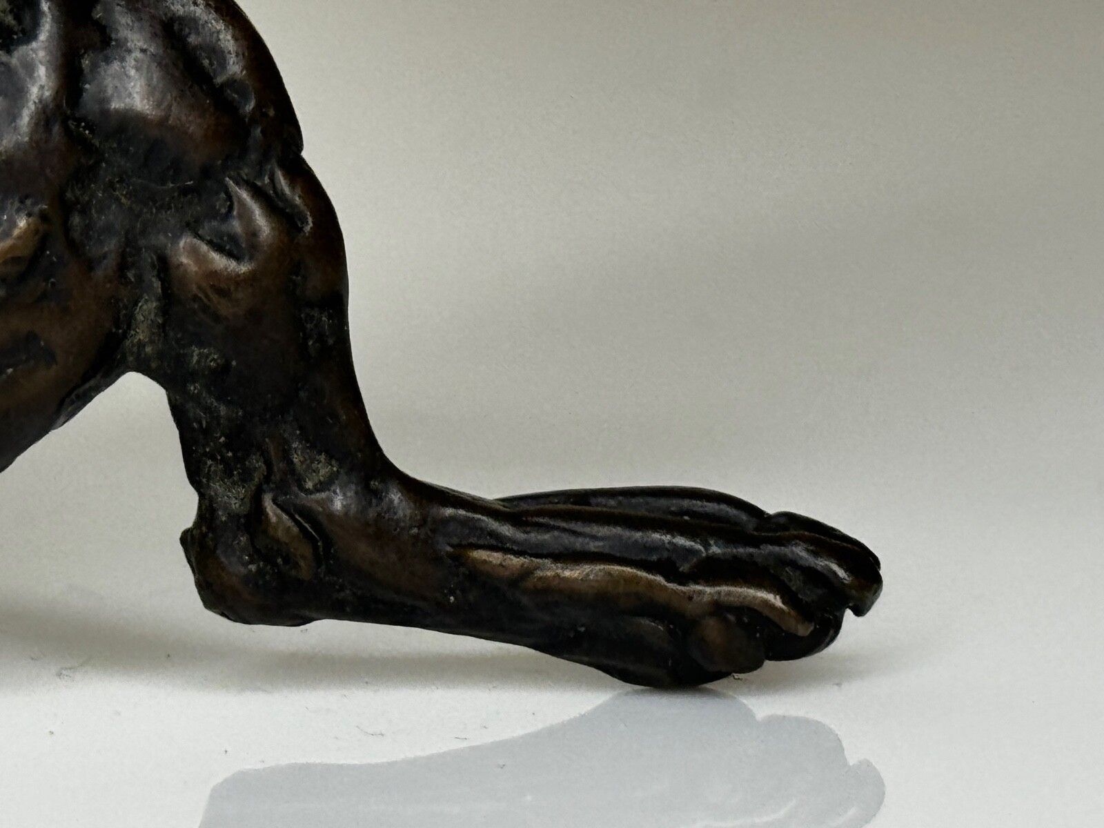 Staande hond Jack Russell, gepatineerde bronzen sculptuur van Lucy Kinsella photo vintage