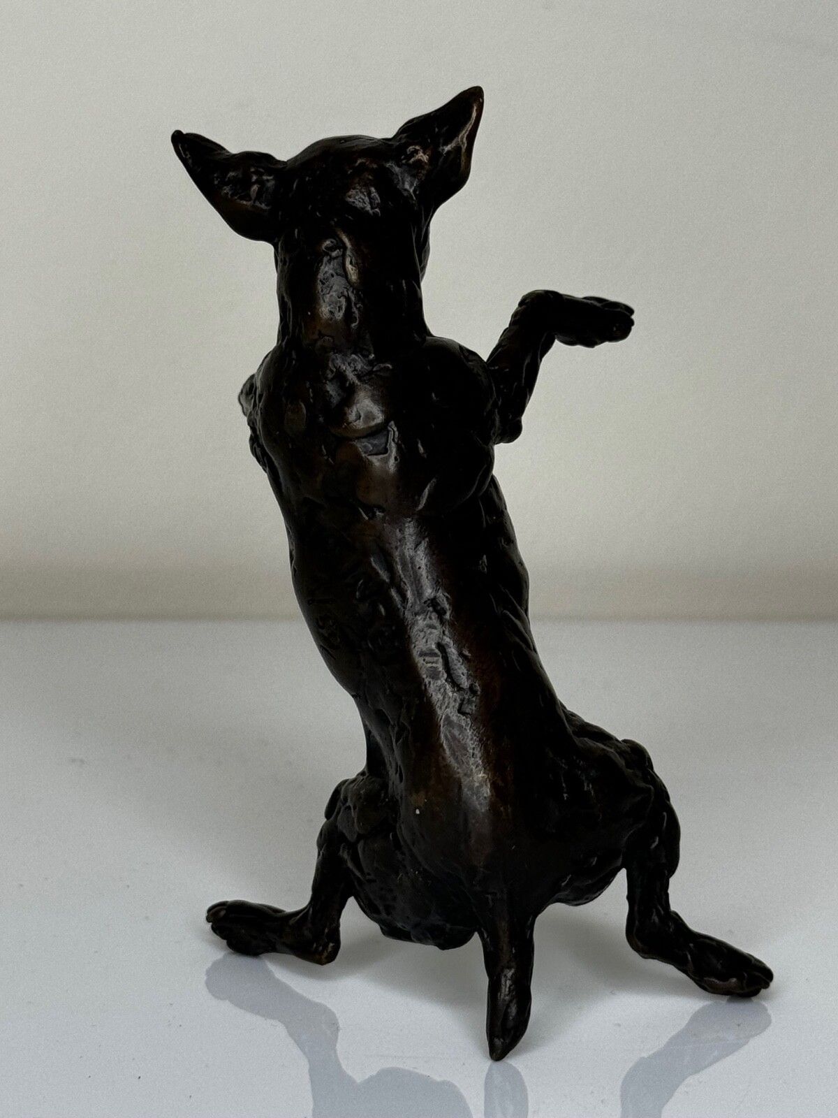 photo buy Staande hond Jack Russell, gepatineerde bronzen sculptuur van Lucy Kinsella