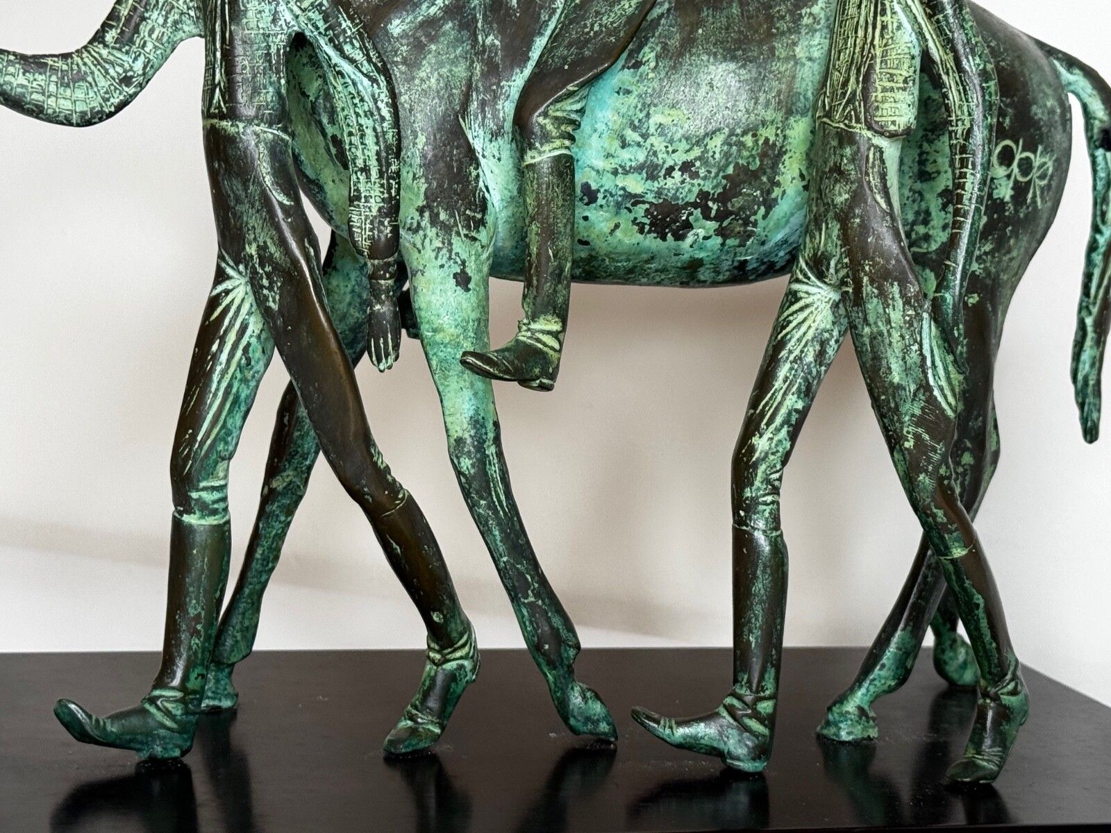 Bronzen sculptuur van renpaard met jockey en stalknechten, toegeschreven aan Carybé photo buy