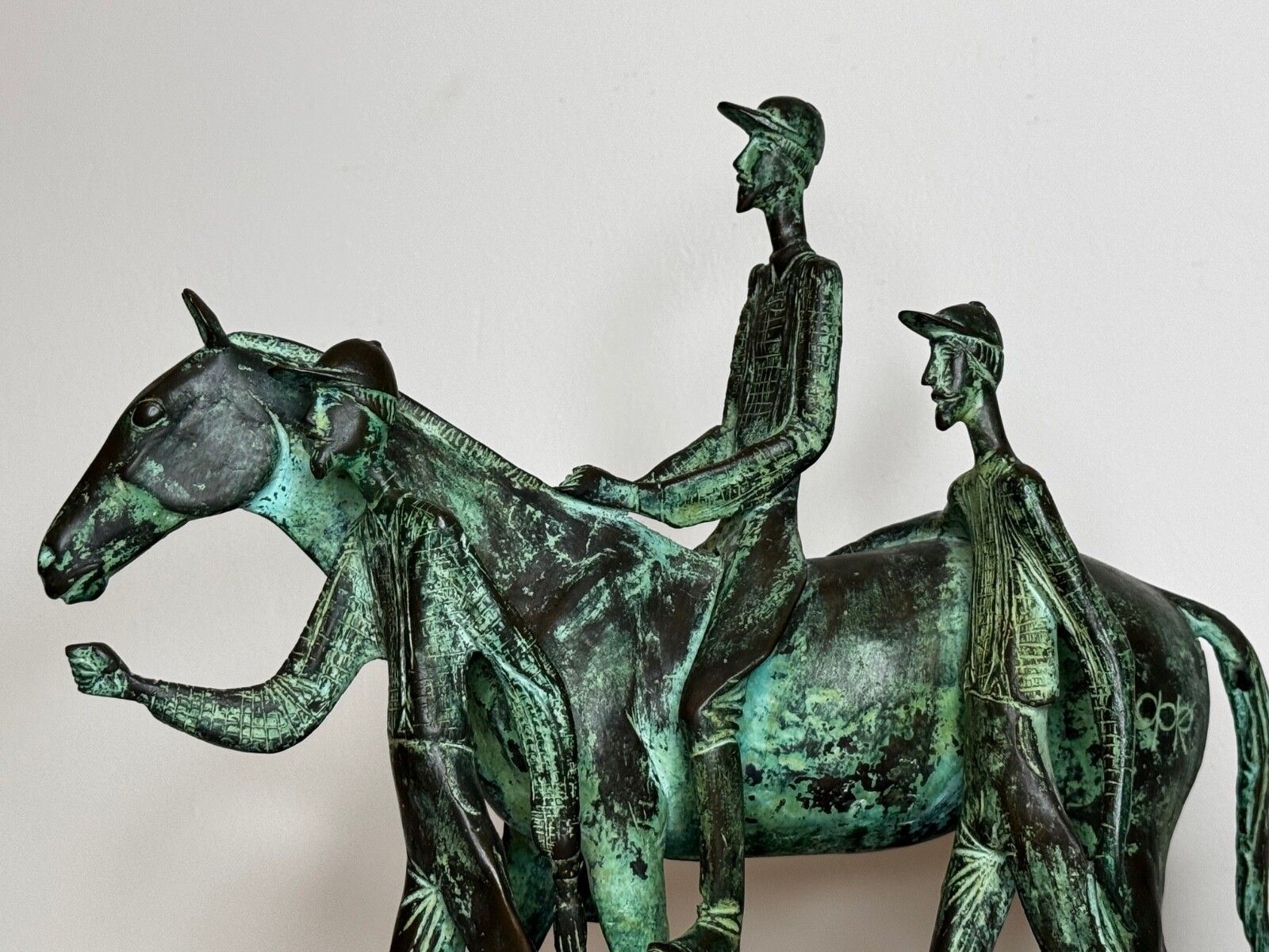 Bronzen sculptuur van renpaard met jockey en stalknechten, toegeschreven aan Carybé photo vintage