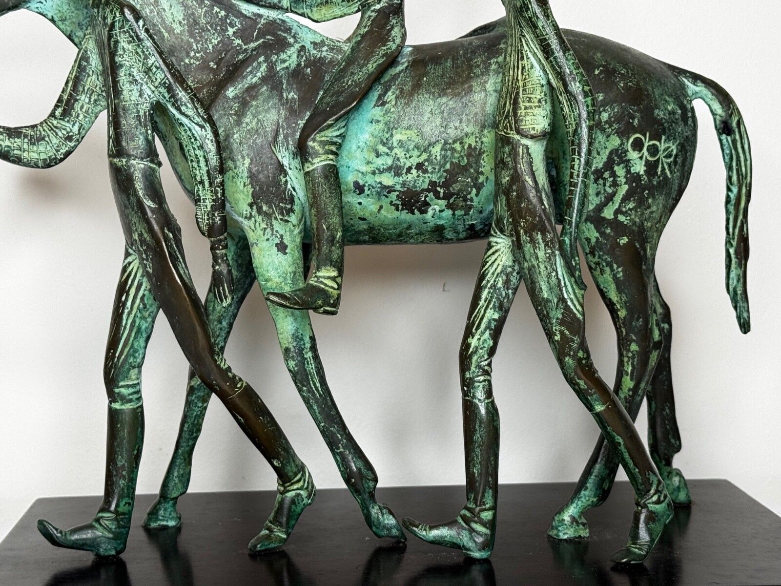 photo furniture Bronzen sculptuur van renpaard met jockey en stalknechten, toegeschreven aan Carybé