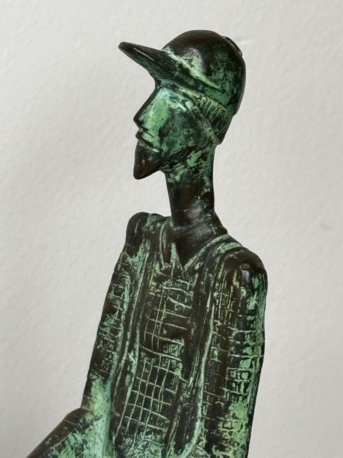 photo vintage Bronzen sculptuur van renpaard met jockey en stalknechten, toegeschreven aan Carybé
