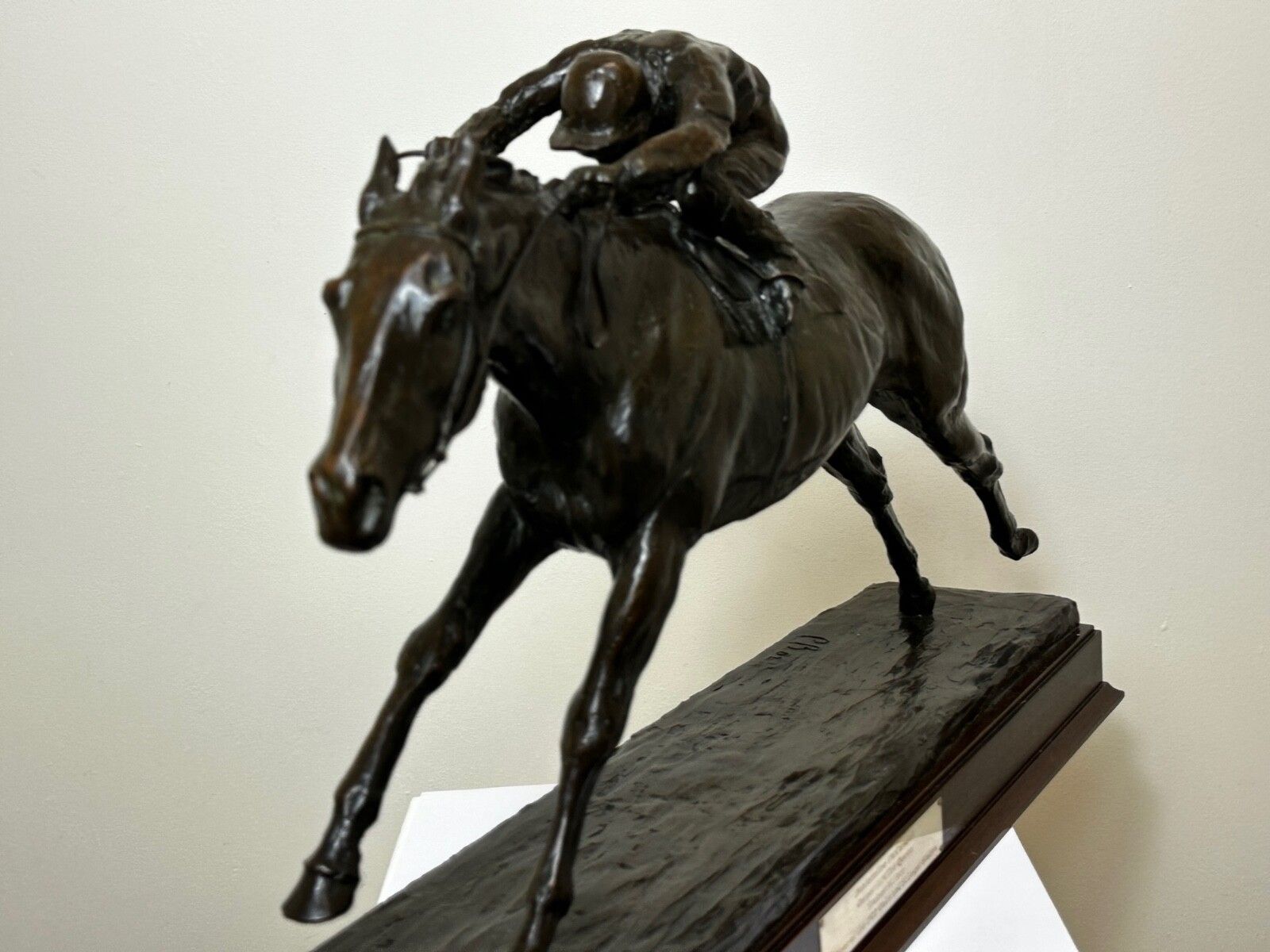 Bronzen renpaardsculptuur Dunfermline, jockey Willie Carson, door Phillip Blacker photo Kunst