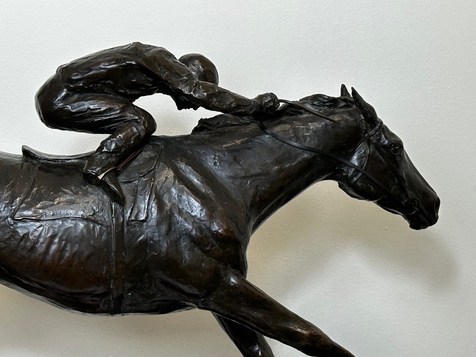 Bronzen renpaardsculptuur Dunfermline, jockey Willie Carson, door Phillip Blacker photo vinterior