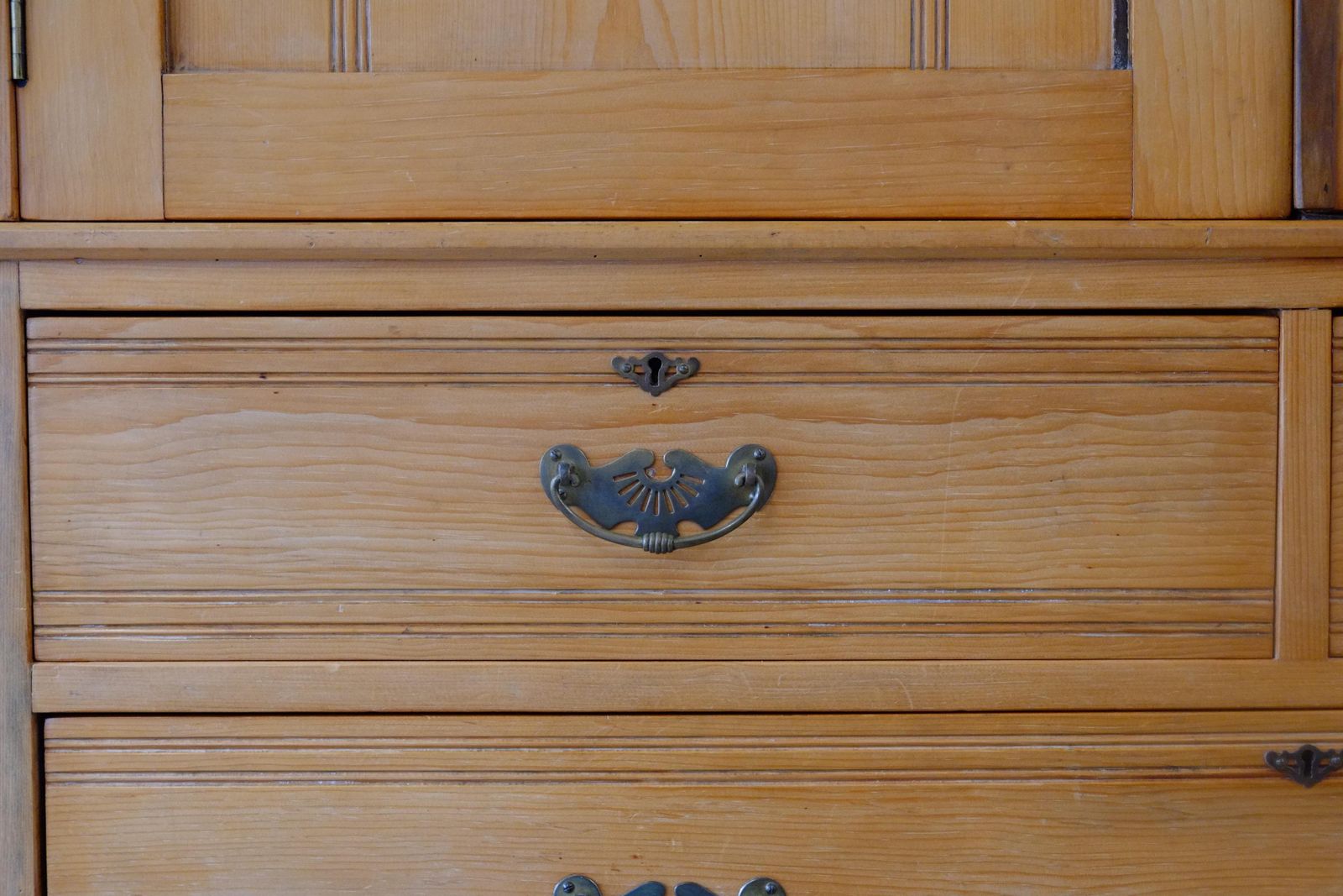 19th Century English Antique Pine Linen Press / Housekeeper's Cupboard. photo vinterior