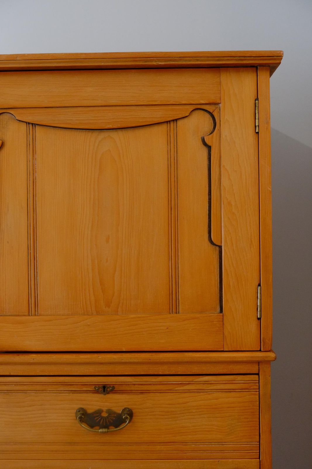 photo furniture 19th Century English Antique Pine Linen Press / Housekeeper's Cupboard.