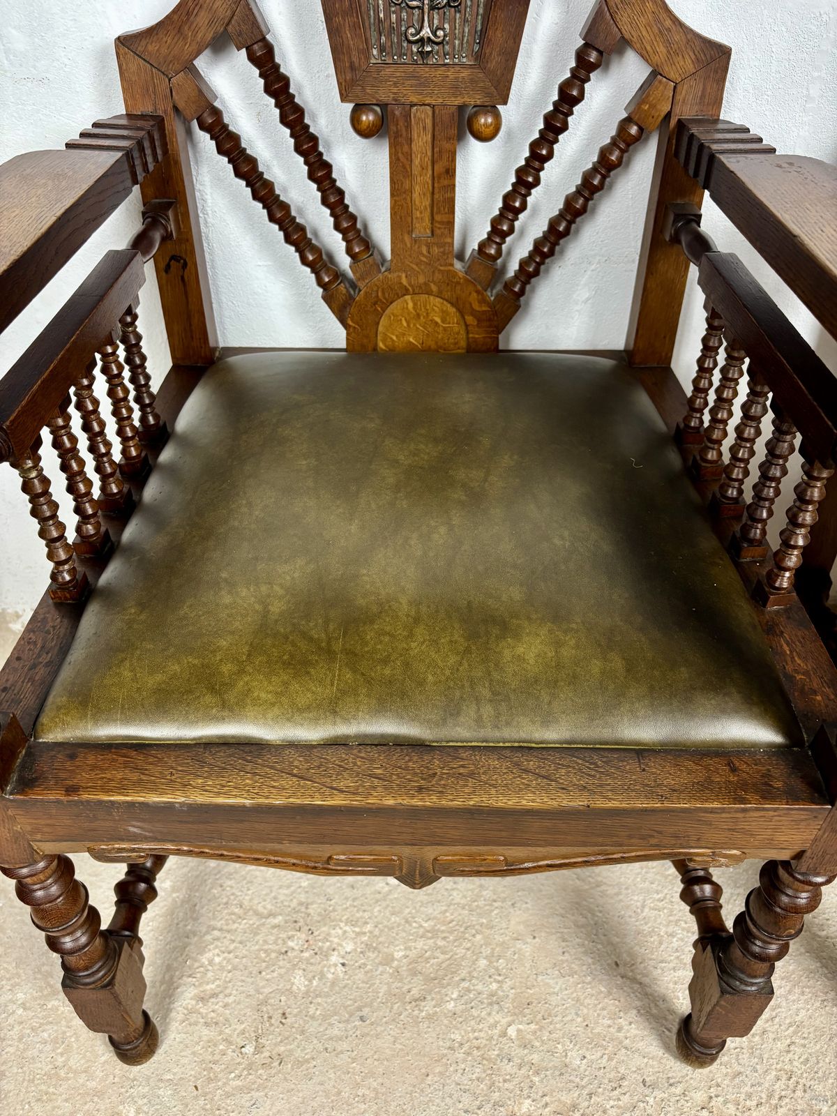 Paar Spaanse Revival Fauteuils met Gesneden Bekroning, begin 20e eeuw photo buy