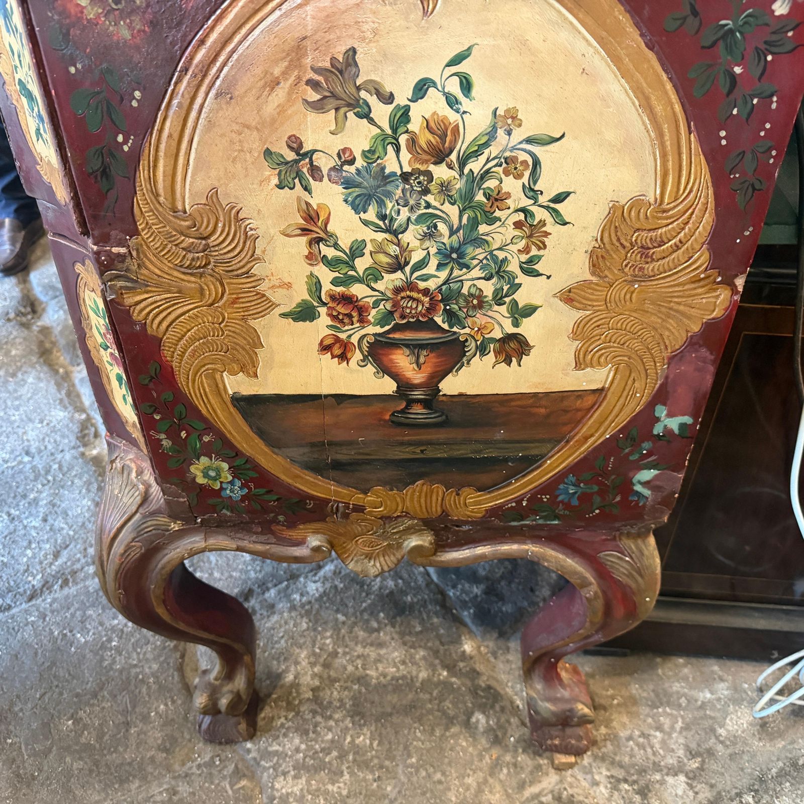 A Louis XV Lacquered Wood Venetian Commode In Original Condition photo vinterior