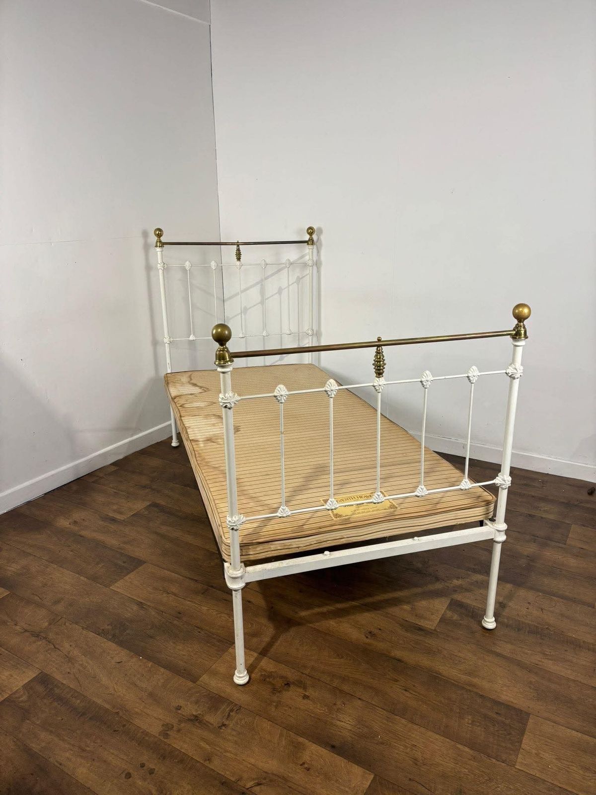 Victorian Style Single Bed With Seventh Heaven Base