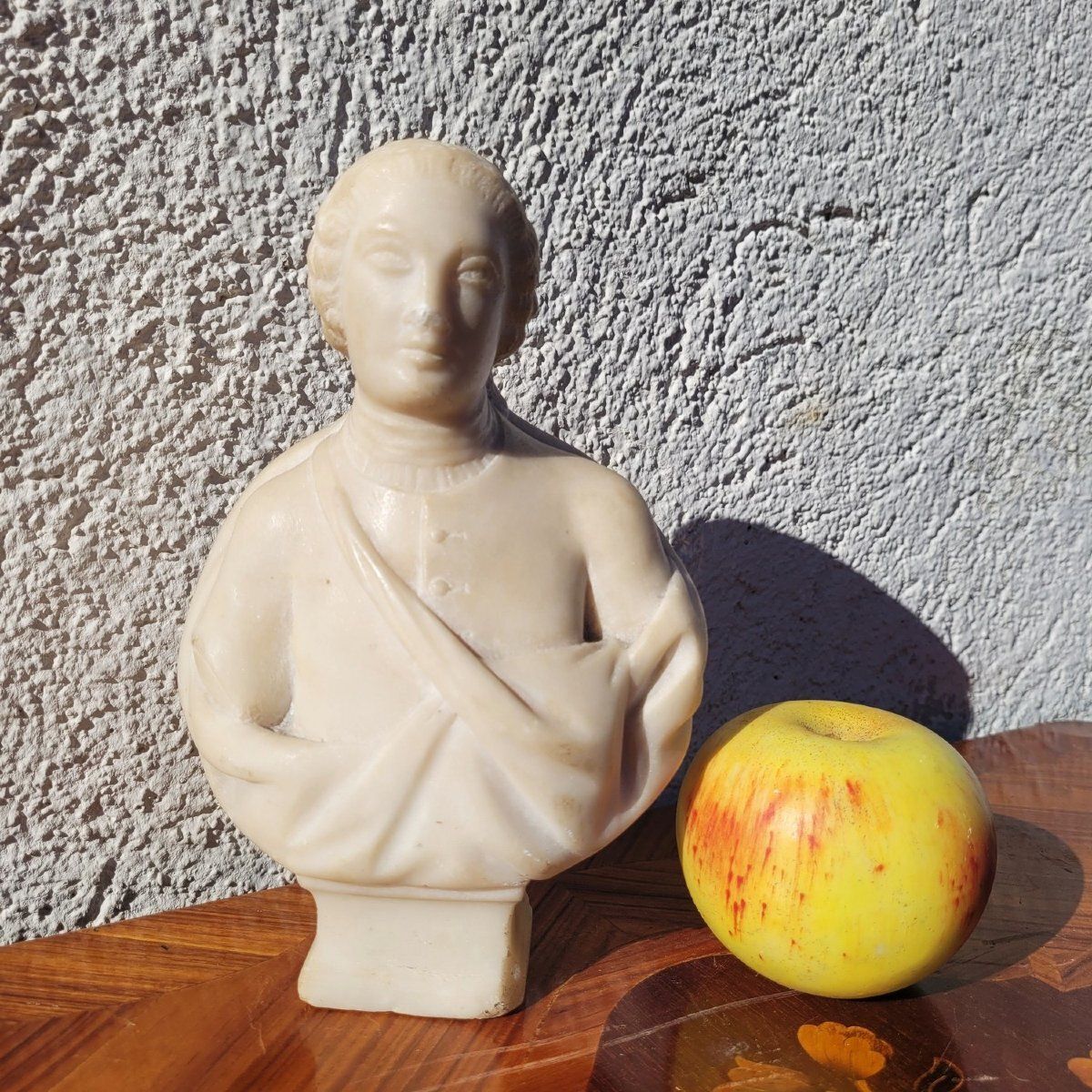 Buste van een heer in marmer, 17e/18e eeuw photo furniture