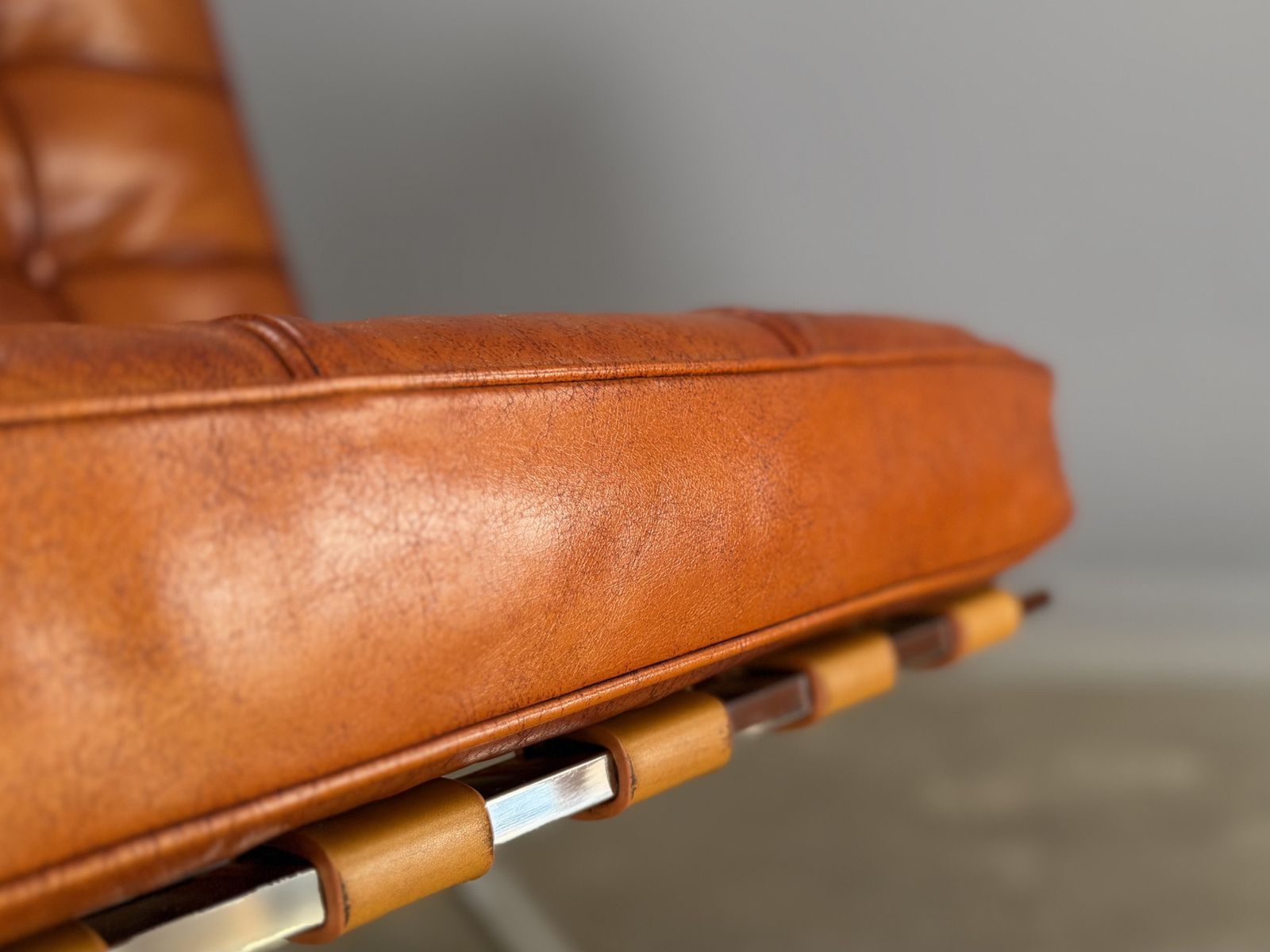 photo vintage Barcelona Chair Leather Lounge Brown Tan Cognac Accent Chair Bauhaus Statement Armchair