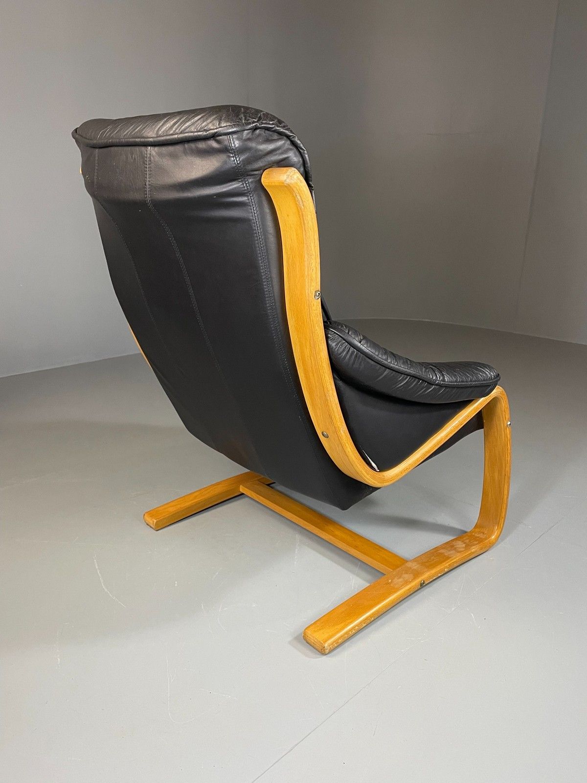 photo furniture Vintage 70s Retro Lounge Chair Danish Black Leather Bentwood Mcm Eb06223