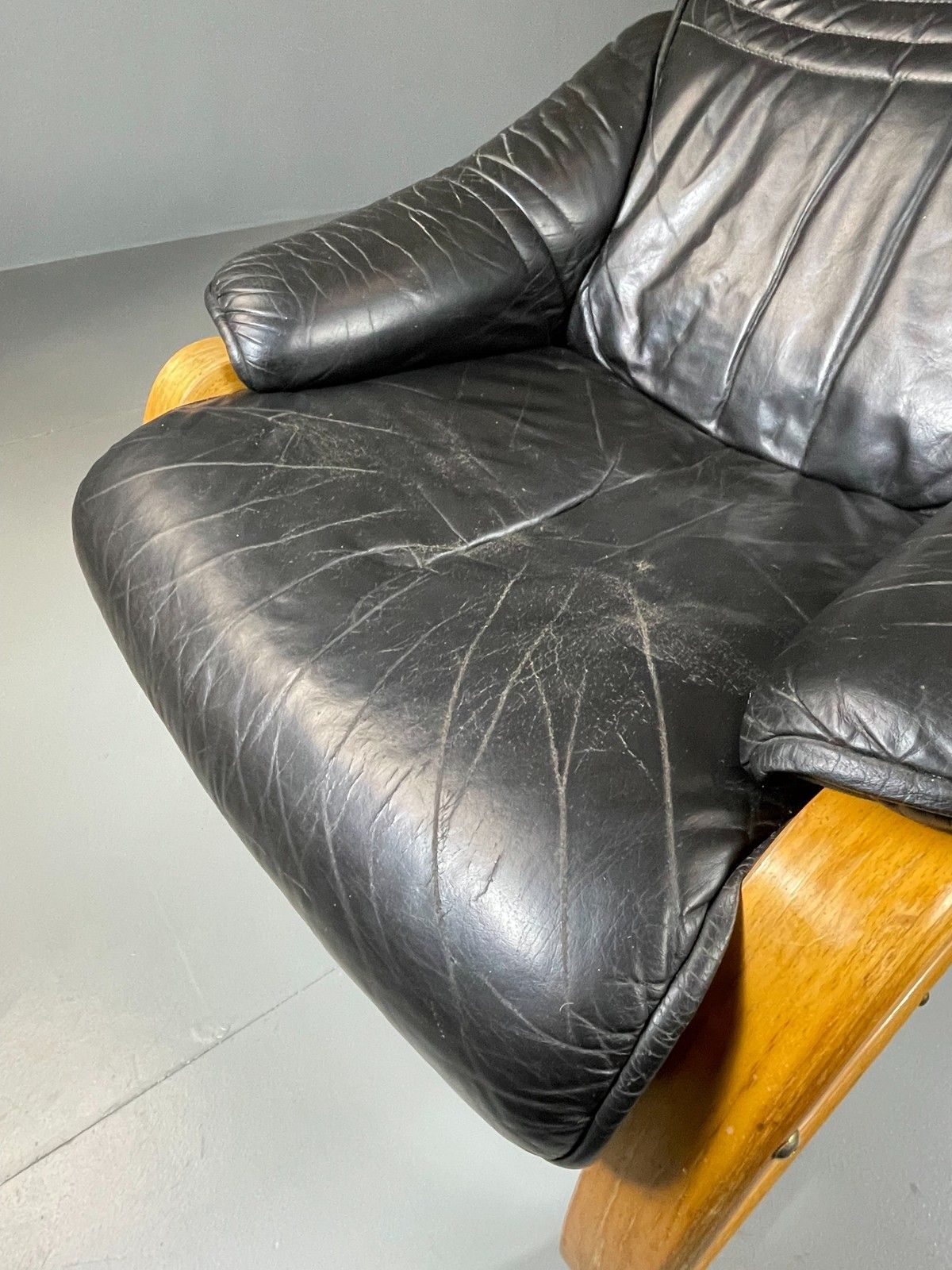 photo vintage Vintage 70s Retro Lounge Chair Danish Black Leather Bentwood Mcm Eb06223