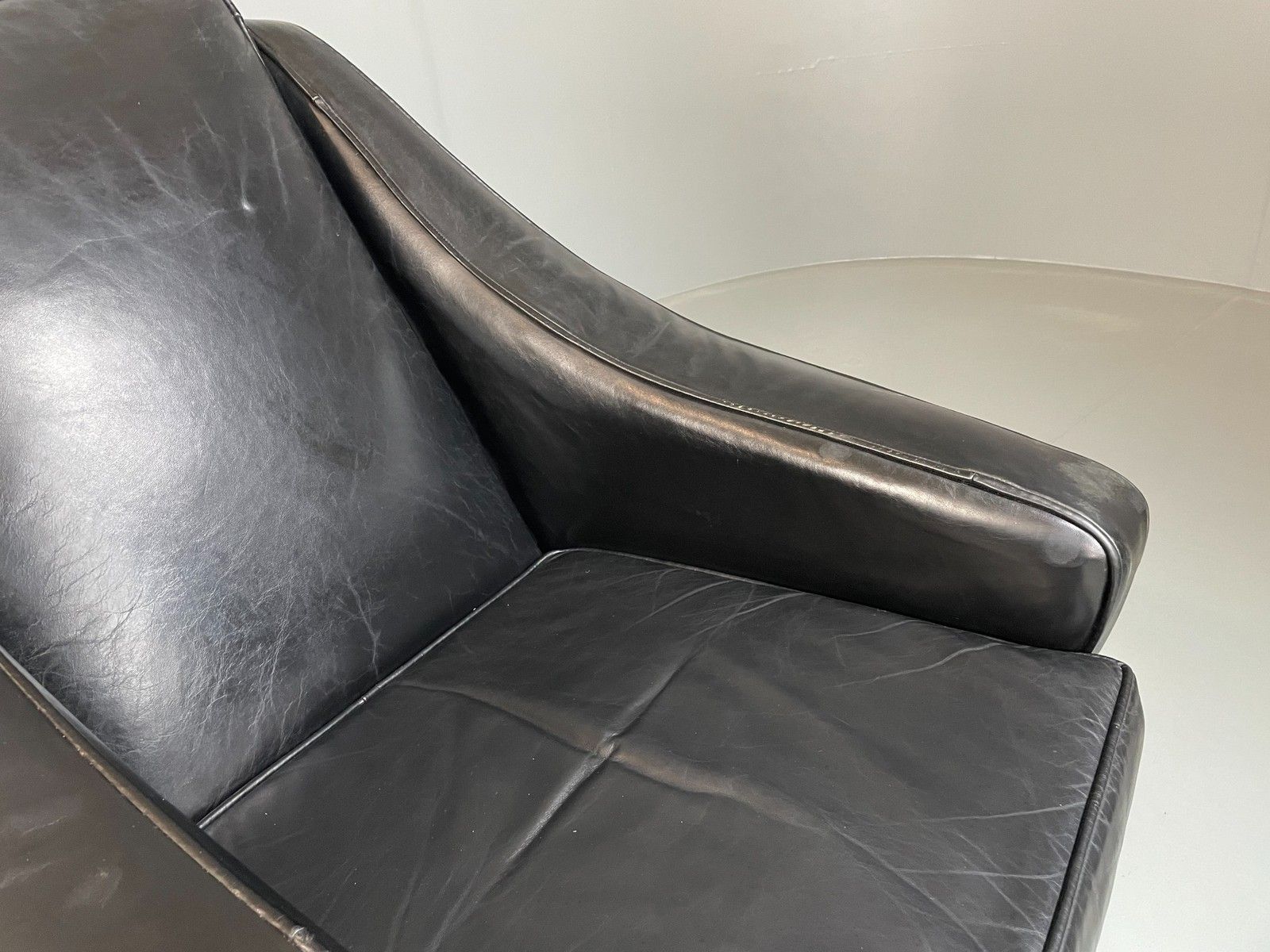 2 Vintage Mid Century Club Chairs Black Leather 1960s Retro Eb04799 photo 425.0