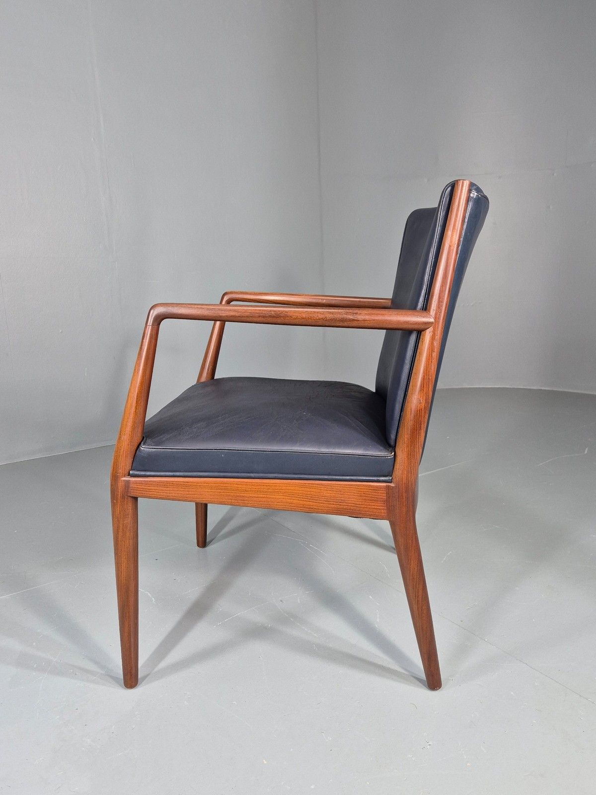 photo vintage Vintage Mid Century Teak Armchair Blue Leather 1960s Retro Eb11904